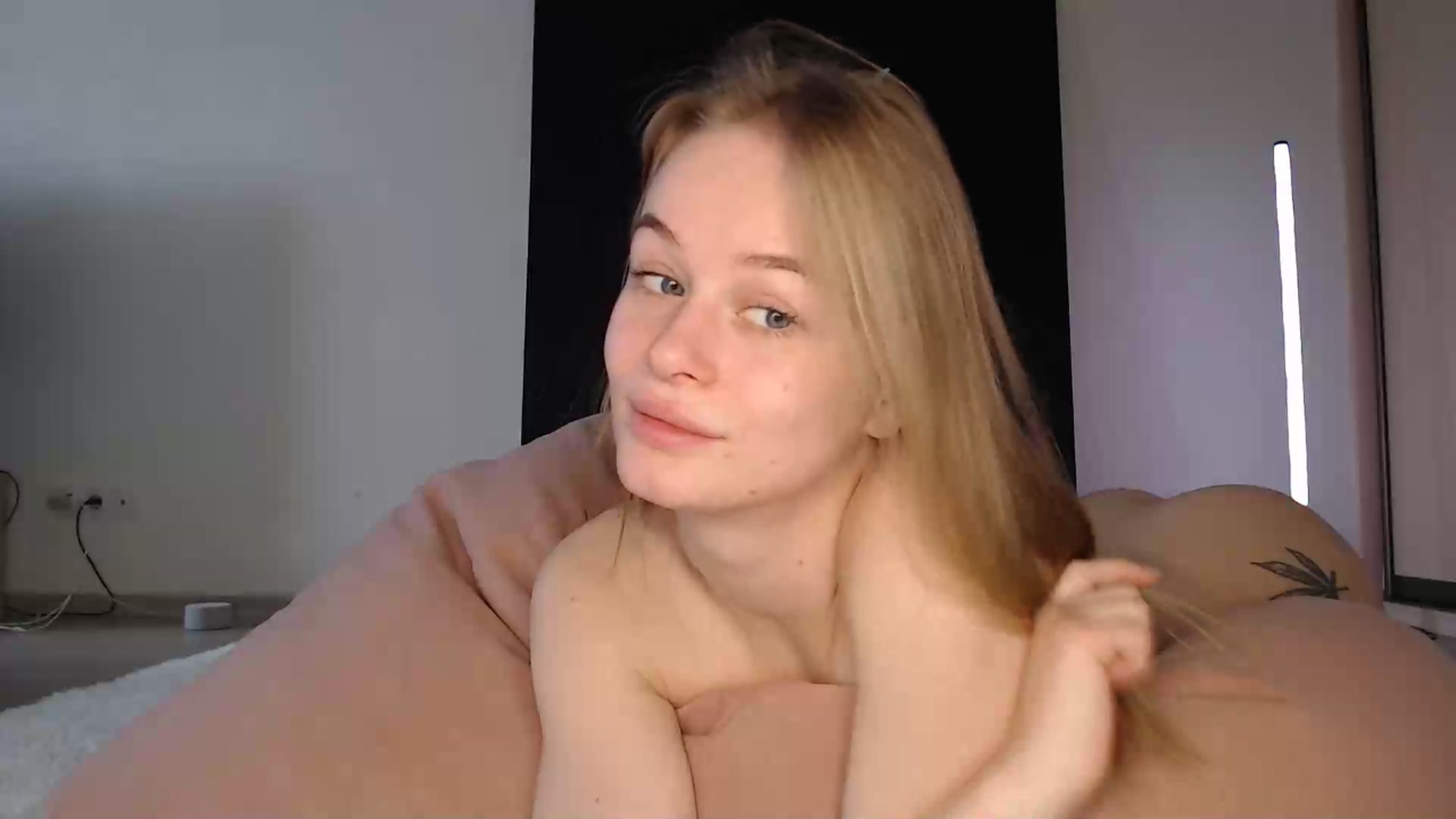 Gallery image thumbnail from Blondino4ka07's myfreecams stream on, 01/09/2025, 07:32 image 15 of 20