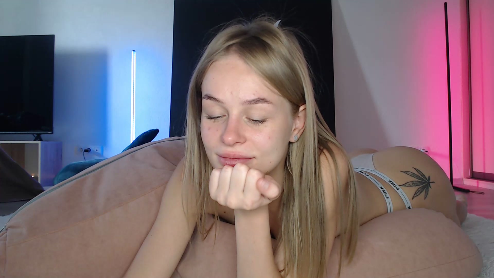 Gallery image thumbnail from Blondino4ka07's myfreecams stream on, 02/28/2025, 06:15 image 18 of 20