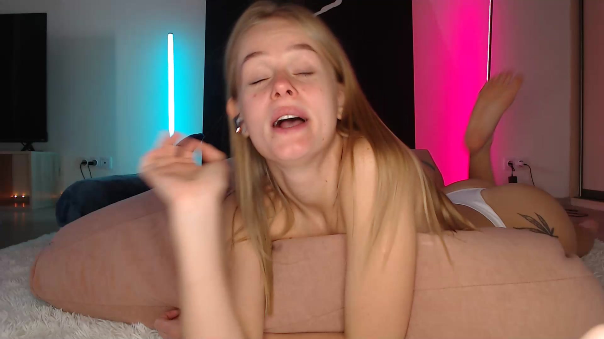 Gallery image thumbnail from Blondino4ka07's myfreecams stream on, 03/05/2025, 06:42 image 1 of 20