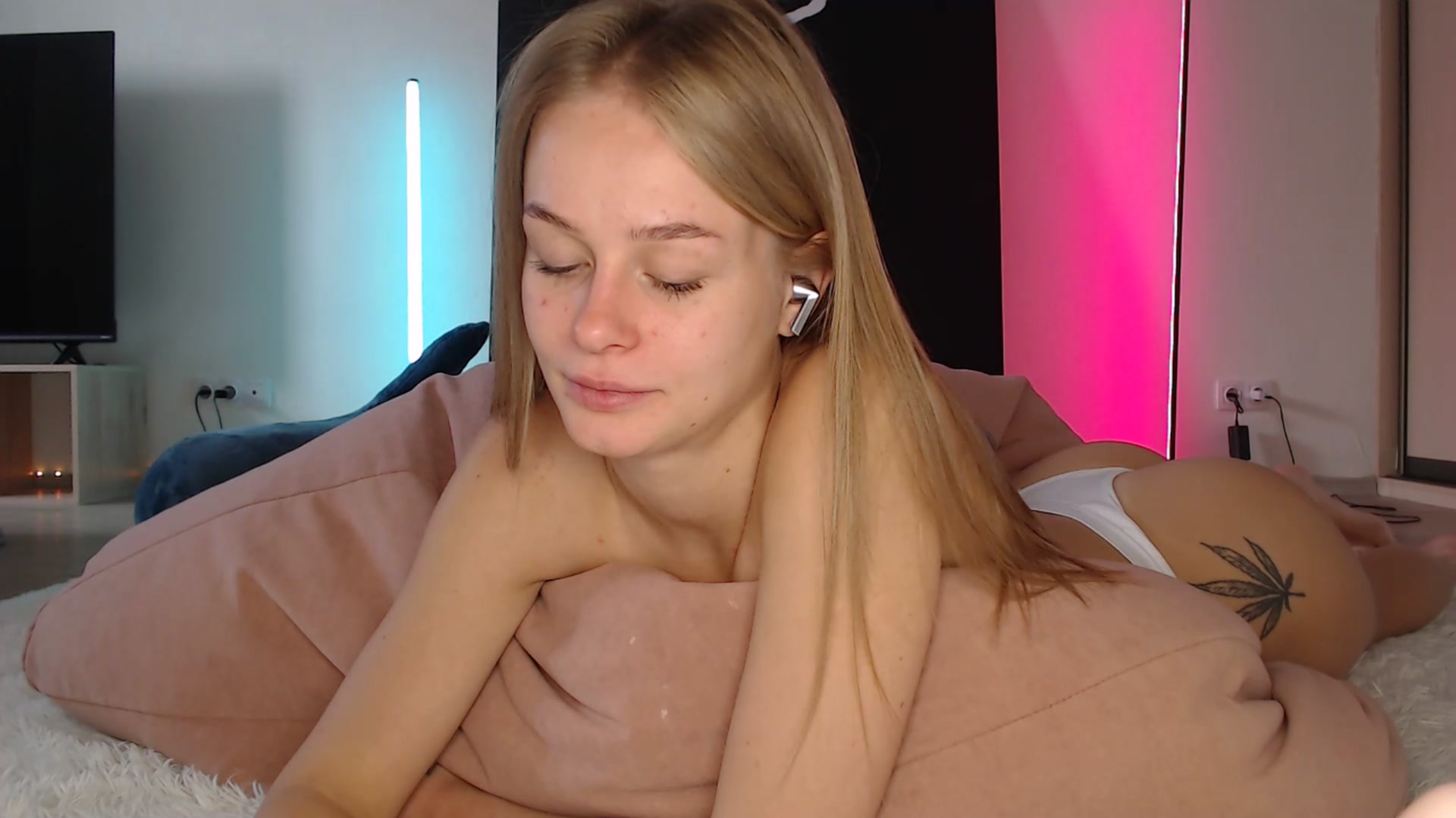 Gallery image thumbnail from Blondino4ka07's myfreecams stream on, 03/05/2025, 07:02 image 15 of 20