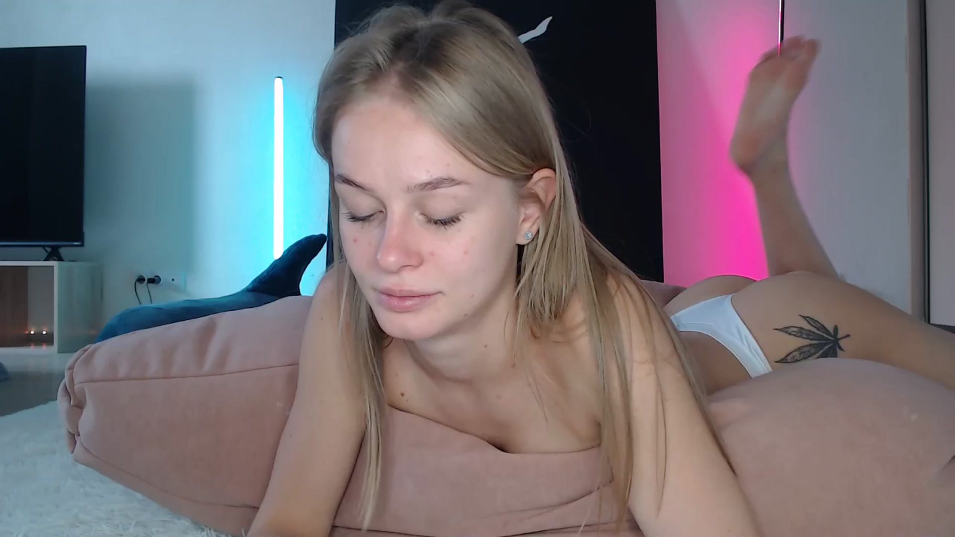 Gallery image thumbnail from Blondino4ka07's myfreecams stream on, 03/05/2025, 08:07 image 7 of 20