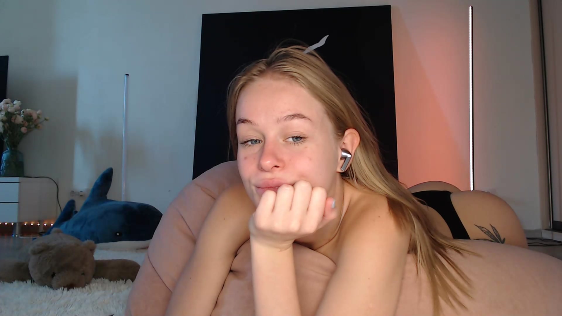 Gallery image thumbnail from Blondino4ka07's myfreecams stream on, 03/12/2025, 07:55 image 10 of 20