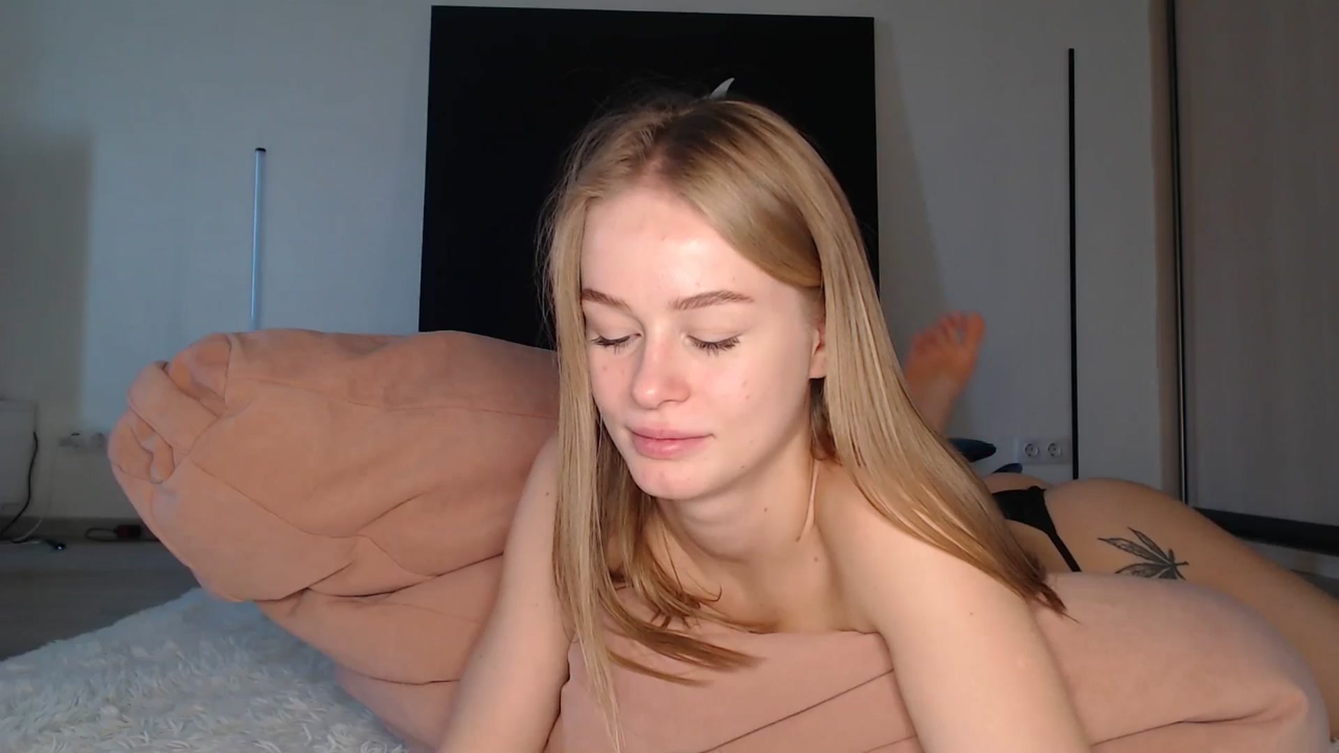 Gallery image thumbnail from Blondino4ka07's myfreecams stream on, 04/08/2025, 06:38 image 17 of 20