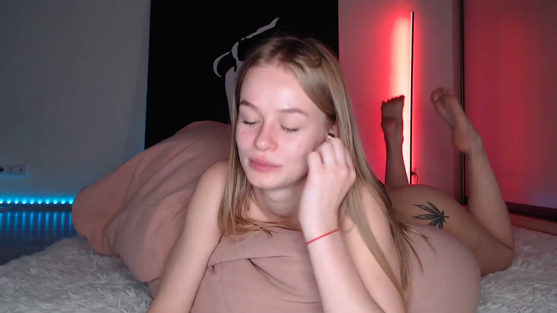 Gallery image thumbnail from Blondino4ka07's myfreecams stream on, 04/20/2025, 18:59 image 10 of 20
