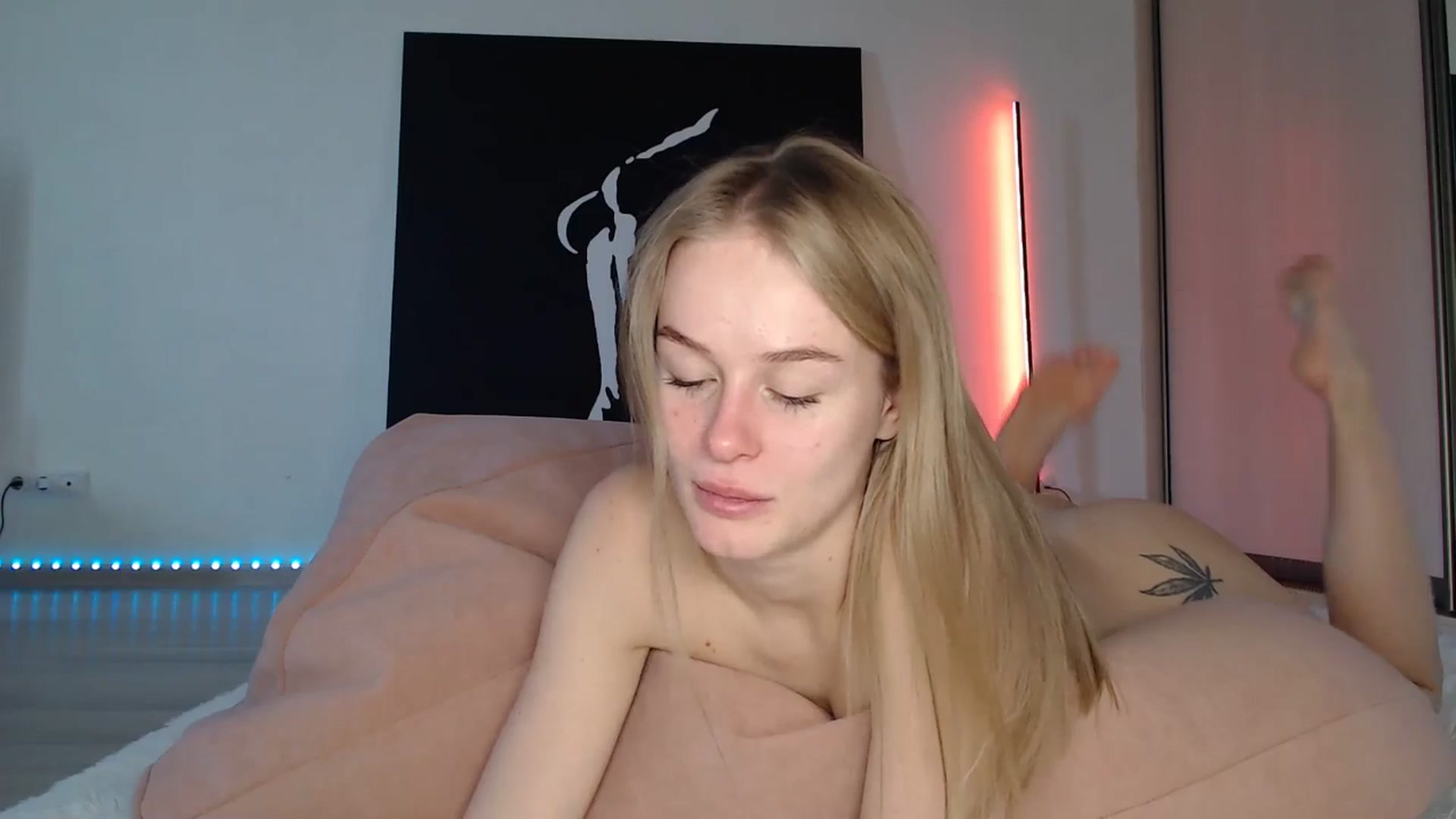 Gallery image thumbnail from Blondino4ka07's myfreecams stream on, 04/24/2025, 07:51 image 10 of 20