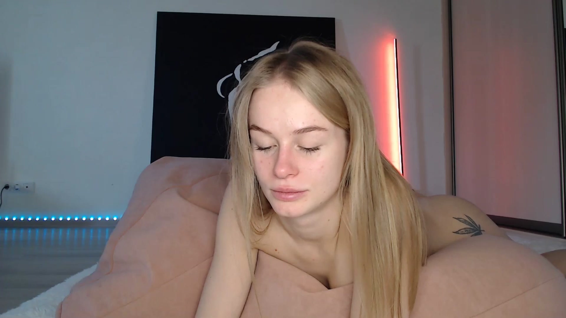 Gallery image thumbnail from Blondino4ka07's myfreecams stream on, 04/24/2025, 07:51 image 15 of 20