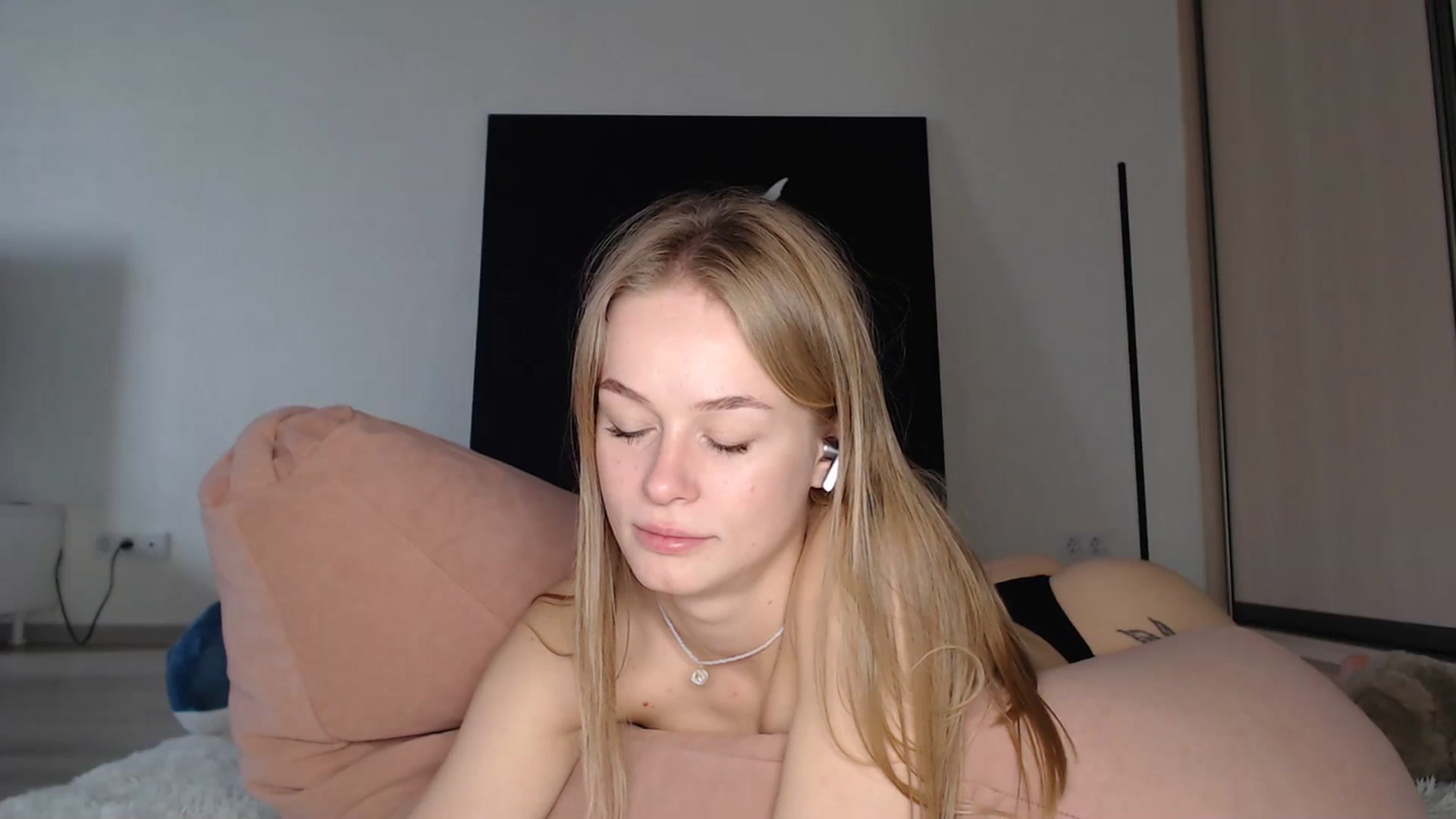 Gallery image thumbnail from Blondino4ka07's myfreecams stream on, 05/09/2025, 06:21 image 8 of 20