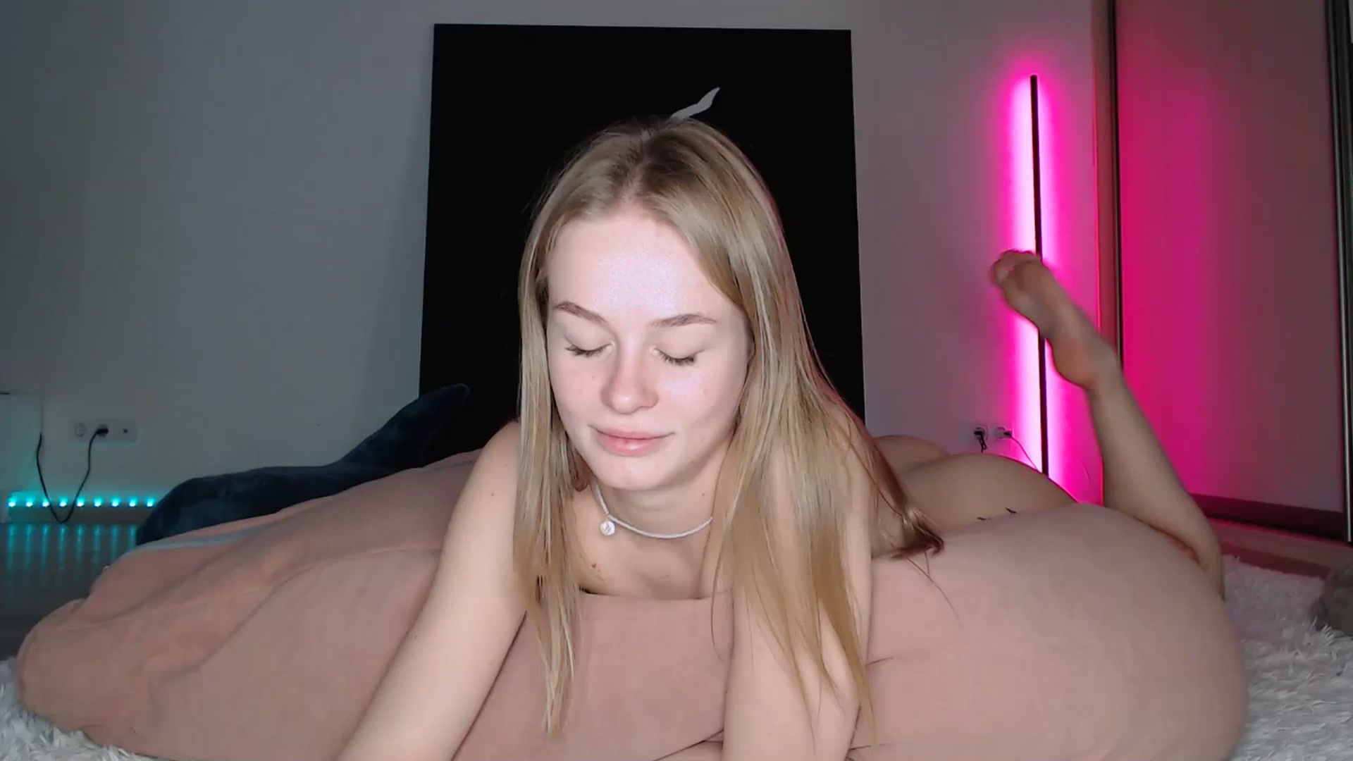 Gallery image thumbnail from Blondino4ka07's myfreecams stream on, 05/09/2025, 09:20 image 3 of 20