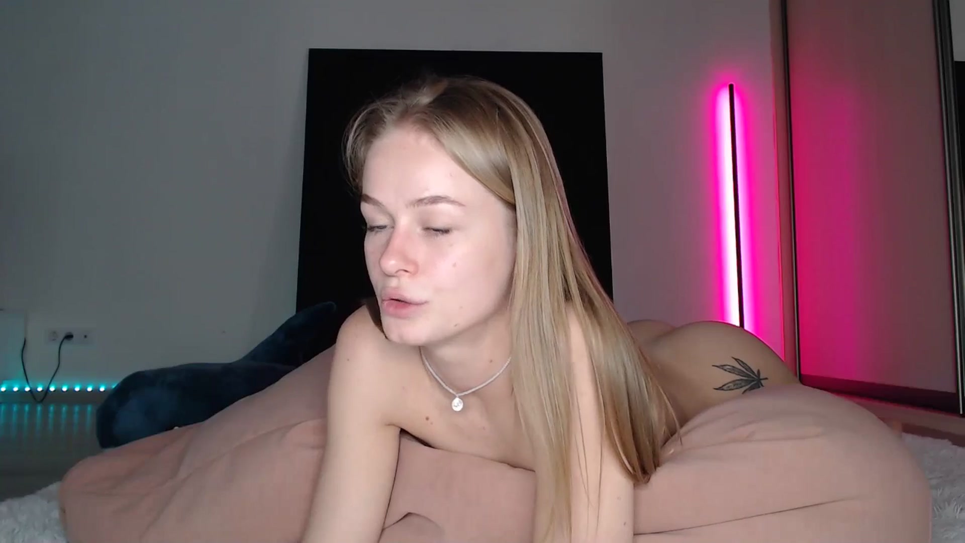 Gallery image thumbnail from Blondino4ka07's myfreecams stream on, 05/09/2025, 09:20 image 15 of 20