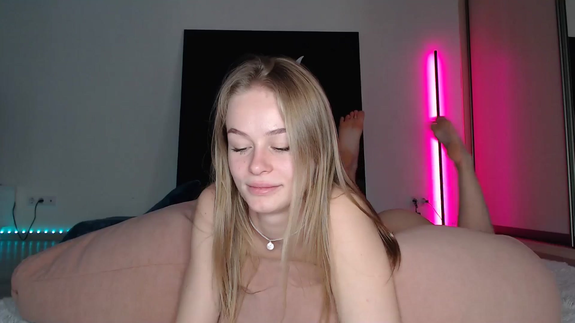 Gallery image thumbnail from Blondino4ka07's myfreecams stream on, 05/09/2025, 09:20 image 18 of 20