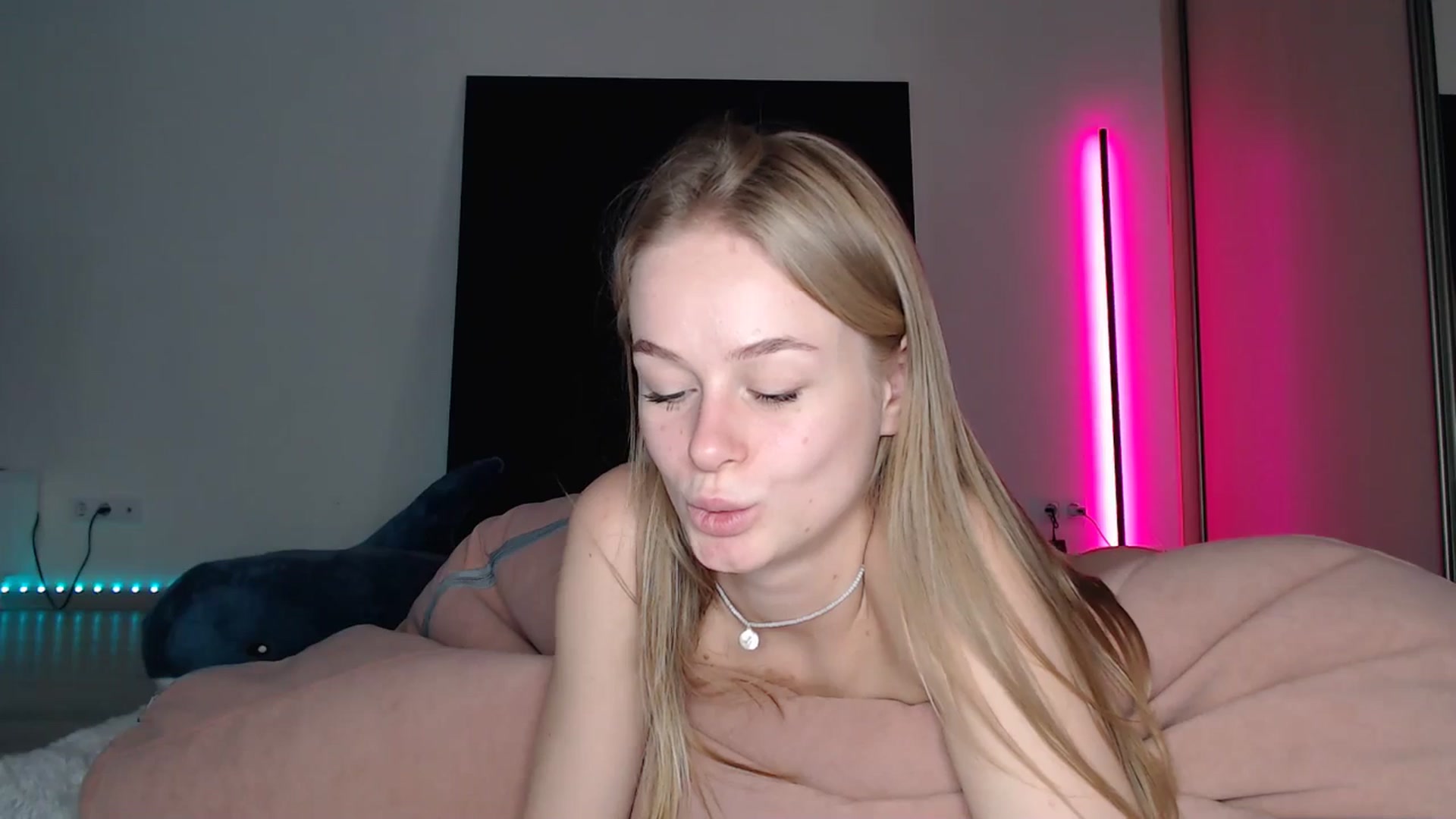 Gallery image thumbnail from Blondino4ka07's myfreecams stream on, 05/09/2025, 09:20 image 13 of 20