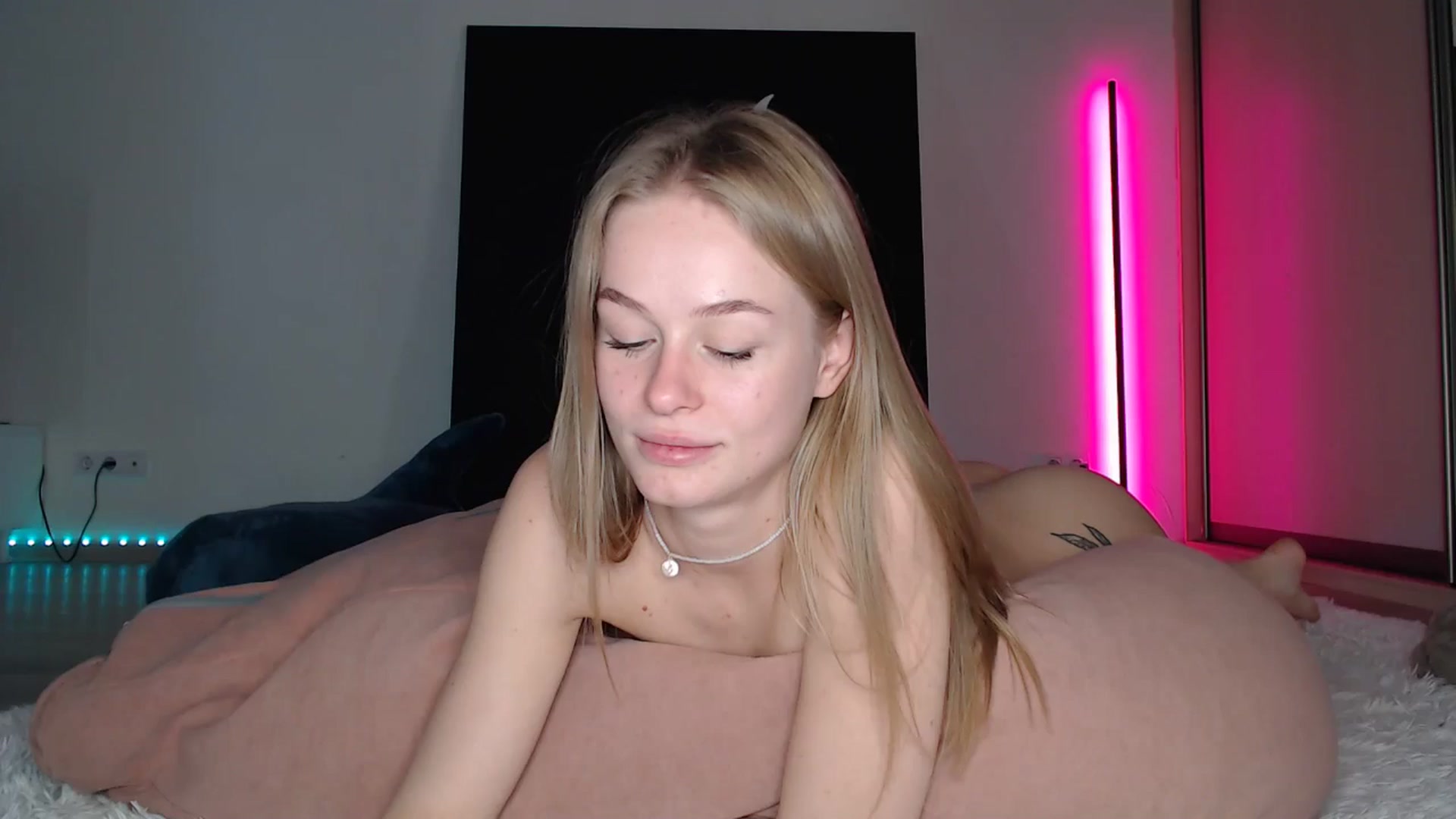 Gallery image thumbnail from Blondino4ka07's myfreecams stream on, 05/09/2025, 09:20 image 1 of 20