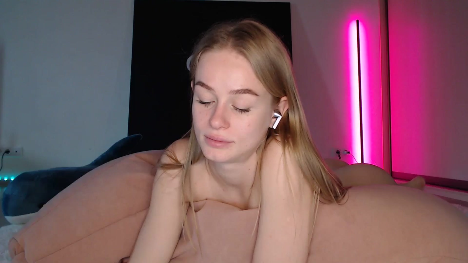 Gallery image thumbnail from Blondino4ka07's myfreecams stream on, 05/10/2025, 07:37 image 20 of 20