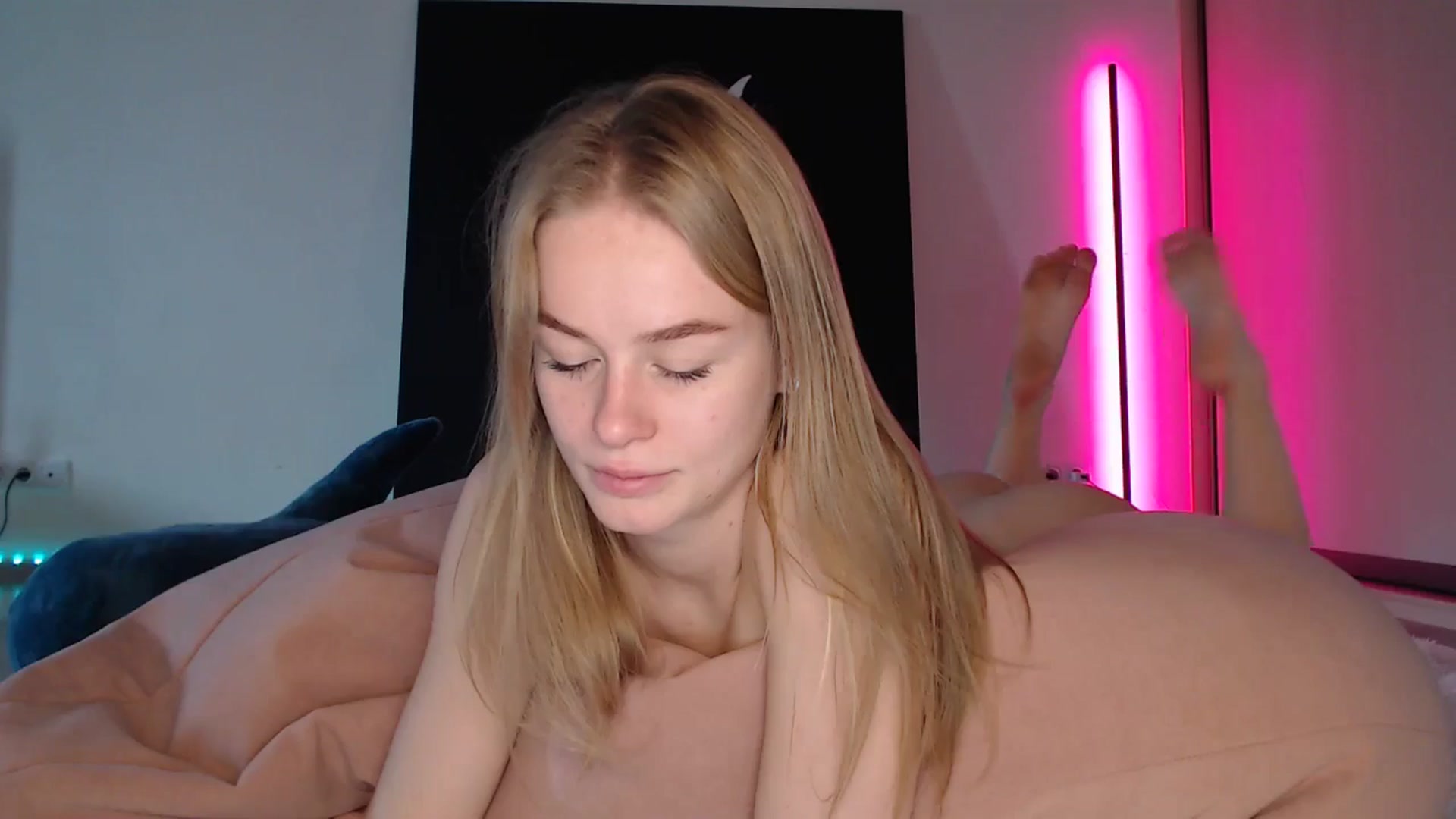 Gallery image thumbnail from Blondino4ka07's myfreecams stream on, 05/10/2025, 07:37 image 11 of 20