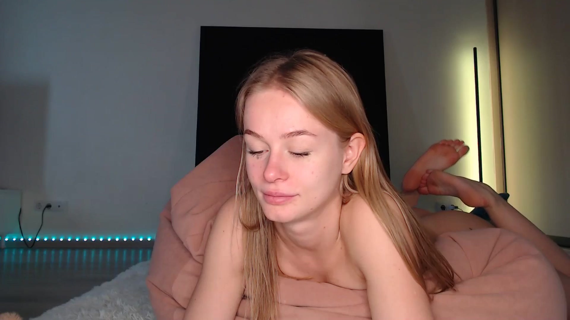 Gallery image thumbnail from Blondino4ka07's myfreecams stream on, 05/13/2025, 07:59 image 17 of 20