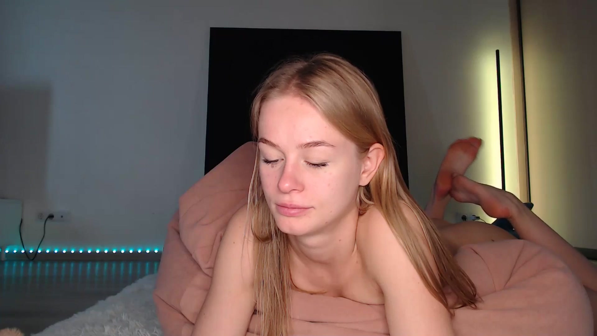 Gallery image thumbnail from Blondino4ka07's myfreecams stream on, 05/13/2025, 07:59 image 18 of 20