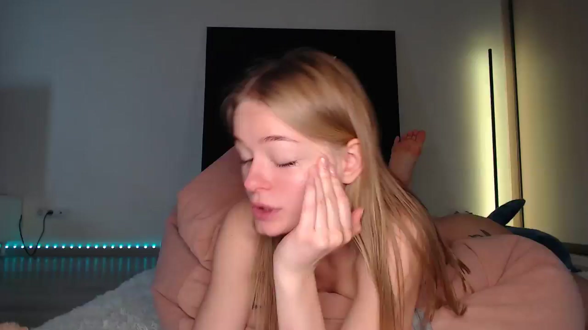 Gallery image thumbnail from Blondino4ka07's myfreecams stream on, 05/13/2025, 07:59 image 15 of 20