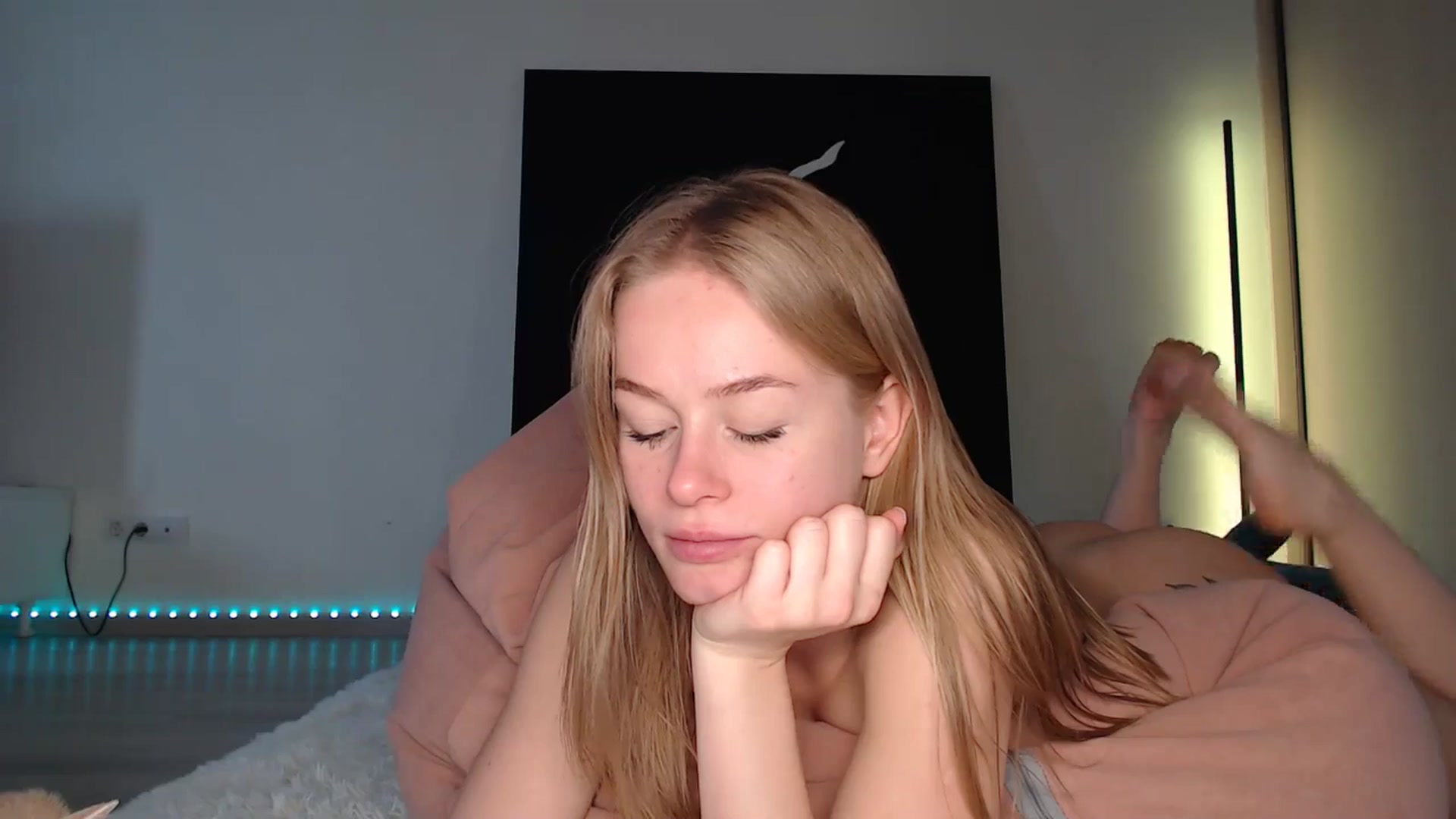 Gallery image thumbnail from Blondino4ka07's myfreecams stream on, 05/13/2025, 07:59 image 2 of 20