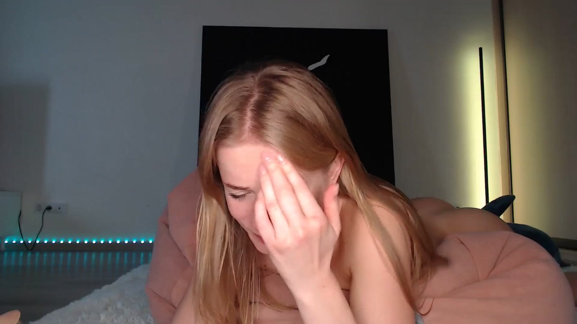 Gallery image thumbnail from Blondino4ka07's myfreecams stream on, 05/13/2025, 07:59 image 9 of 20