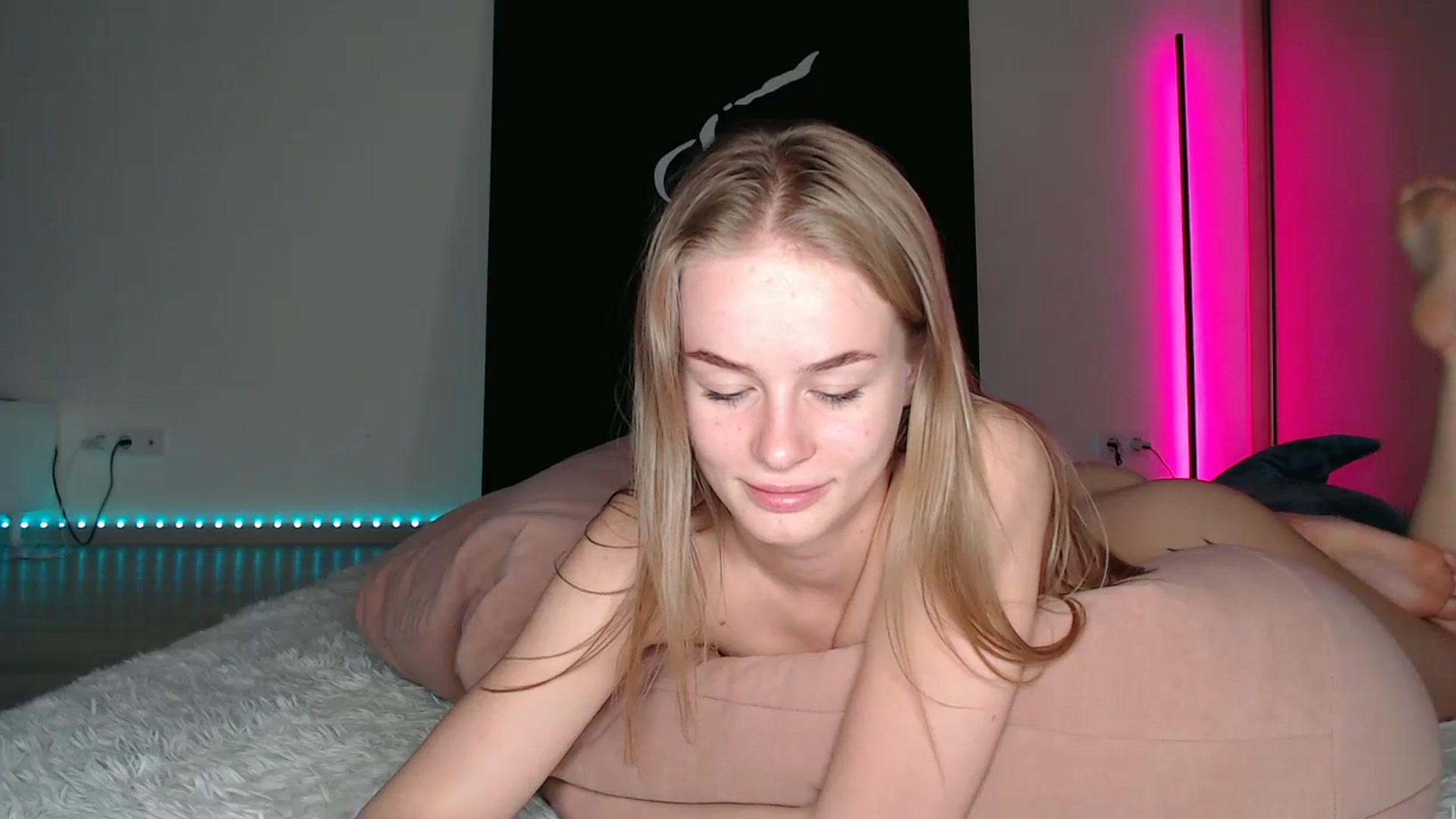 Gallery image thumbnail from Blondino4ka07's myfreecams stream on, 05/17/2025, 18:52 image 6 of 20