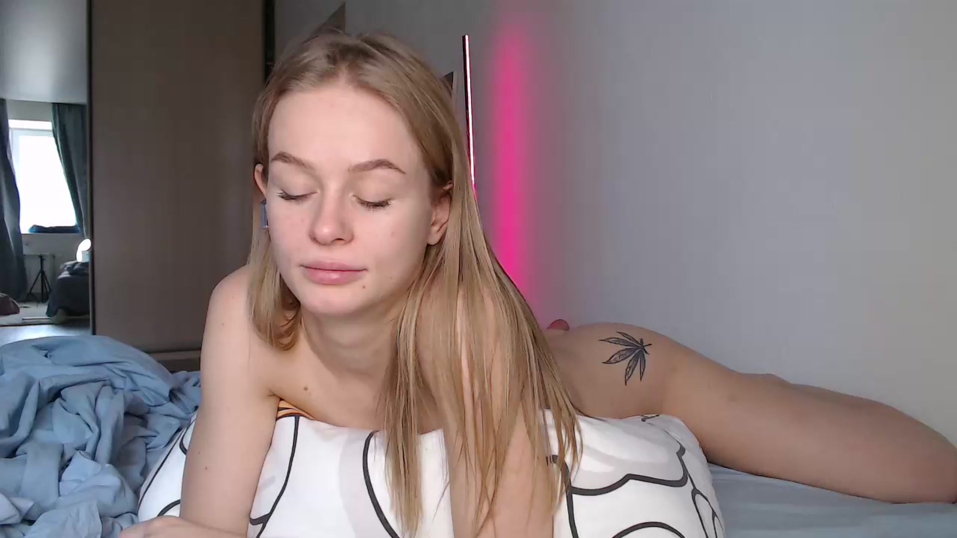 Gallery image thumbnail from Blondino4ka07's myfreecams stream on, 06/08/2025, 07:02 image 14 of 20