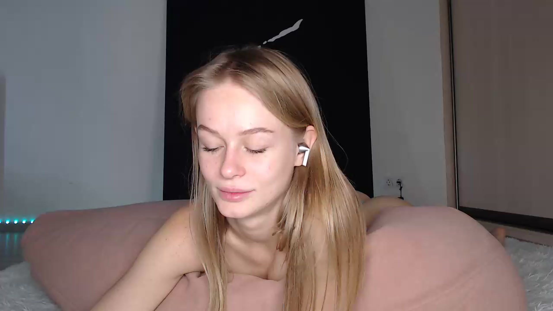 Gallery image thumbnail from Blondino4ka07's myfreecams stream on, 07/02/2025, 08:42 image 15 of 20