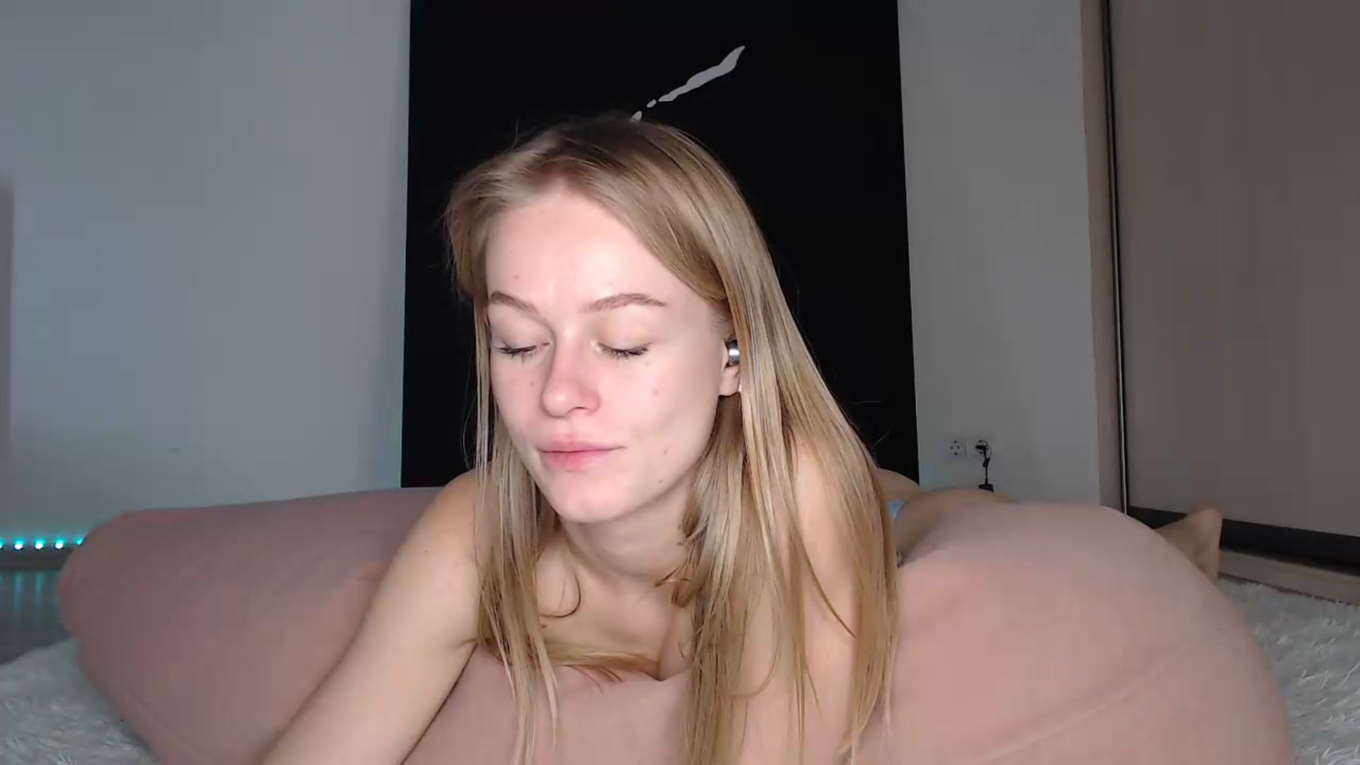 Gallery image thumbnail from Blondino4ka07's myfreecams stream on, 07/02/2025, 08:42 image 18 of 20