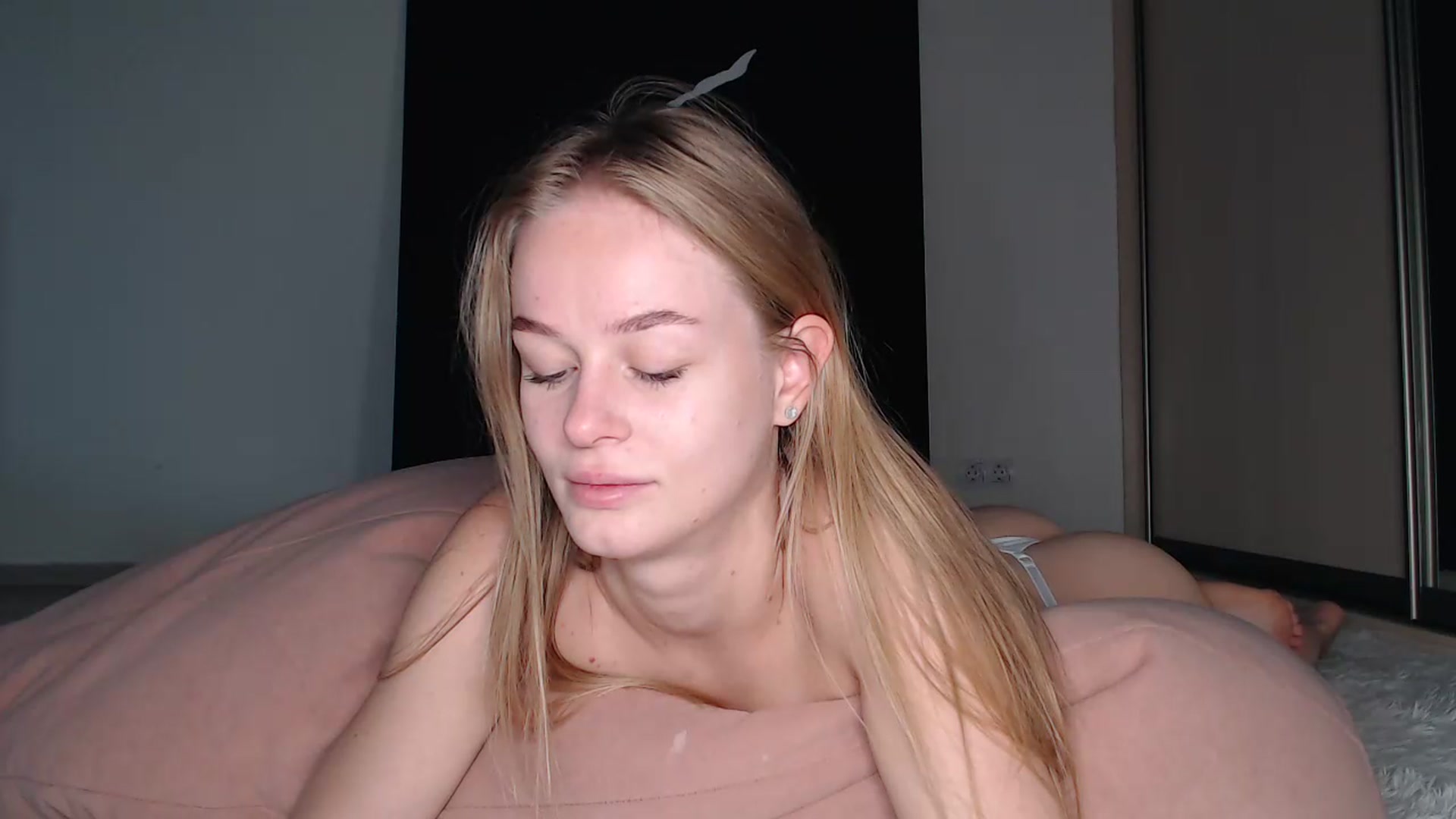 Gallery image thumbnail from Blondino4ka07's myfreecams stream on, 07/14/2025, 06:31 image 10 of 20