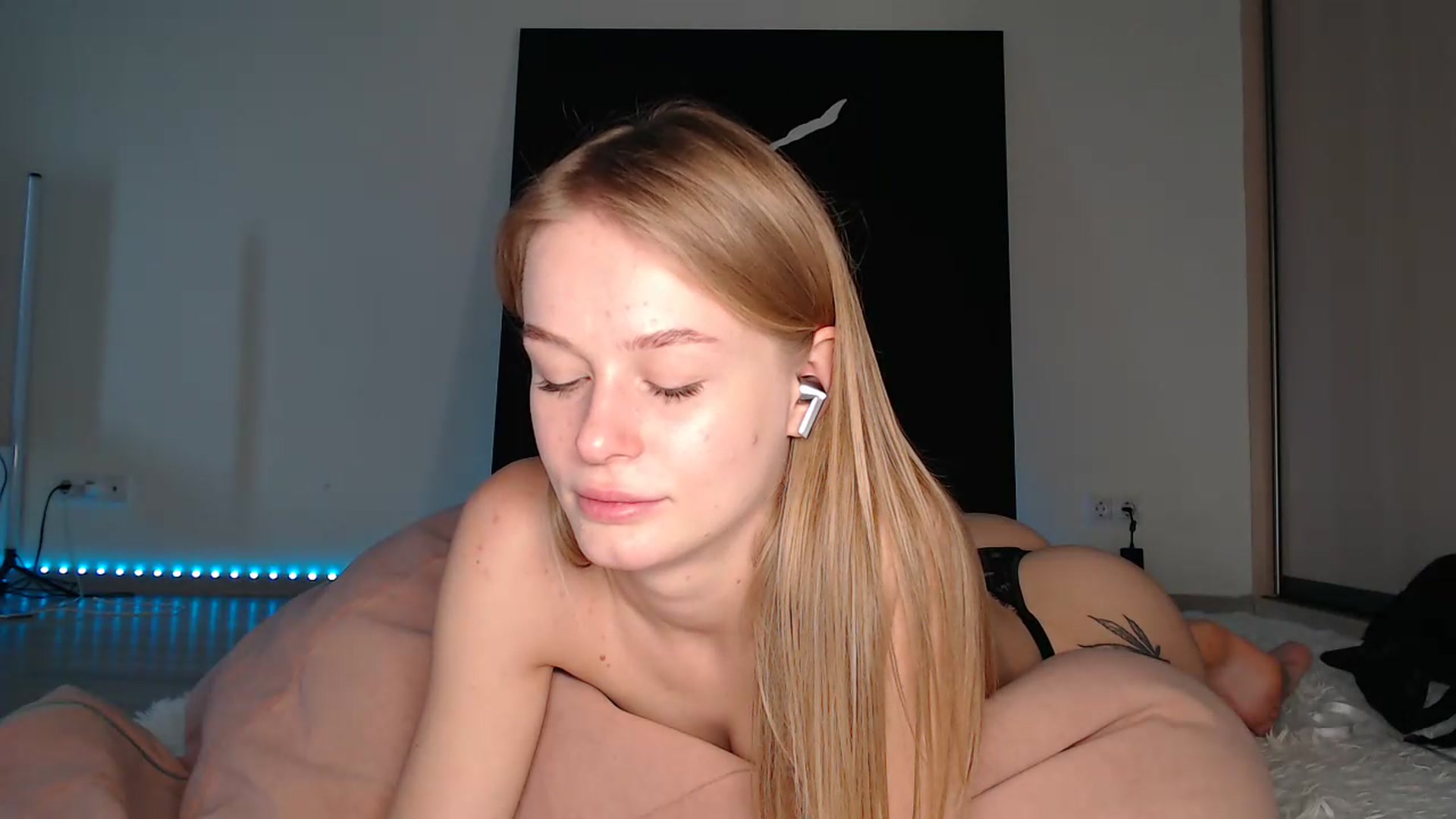 Gallery image thumbnail from Blondino4ka07's myfreecams stream on, 07/28/2025, 08:55 image 12 of 20