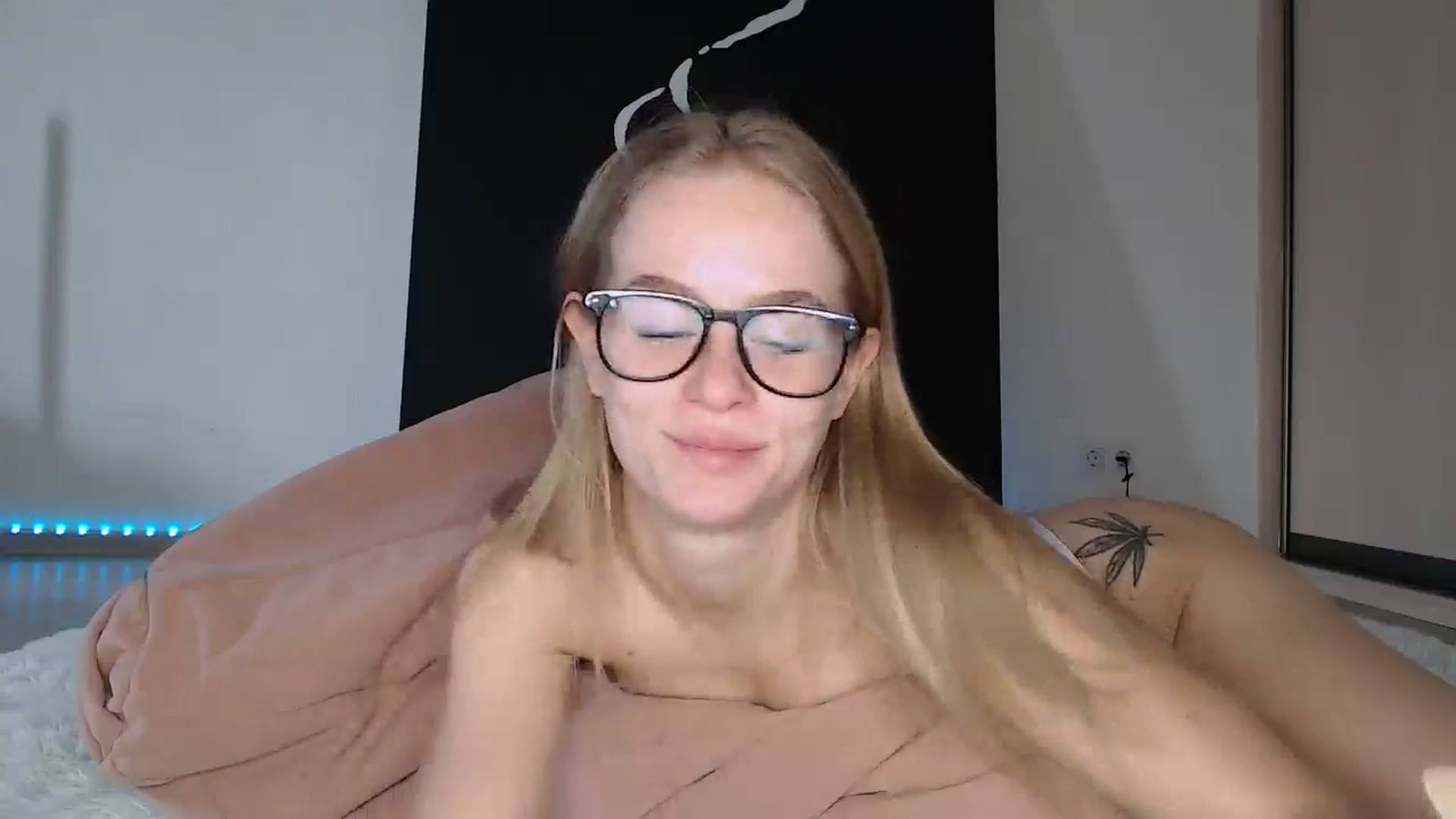 Gallery image thumbnail from Blondino4ka07's myfreecams stream on, 08/04/2025, 07:12 image 10 of 20
