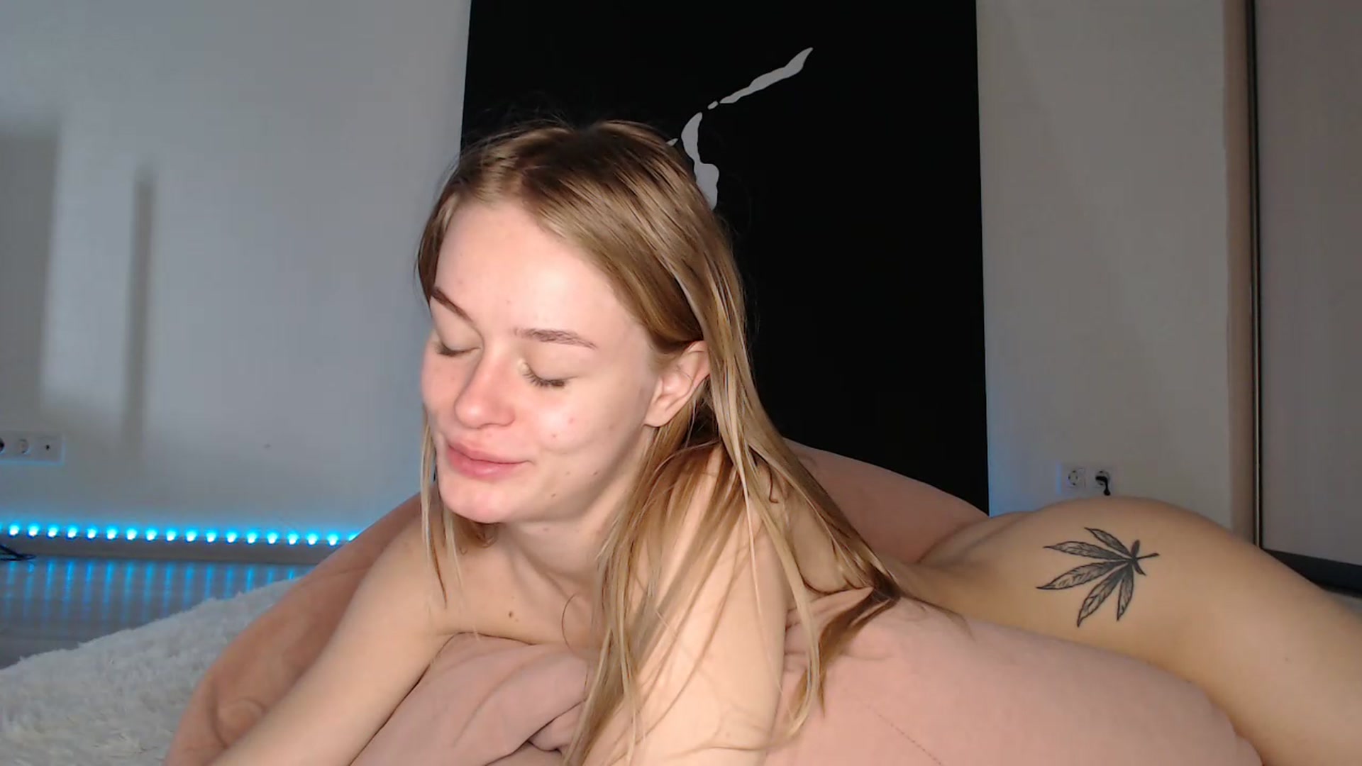 Gallery image thumbnail from Blondino4ka07's myfreecams stream on, 08/05/2025, 07:59 image 19 of 20