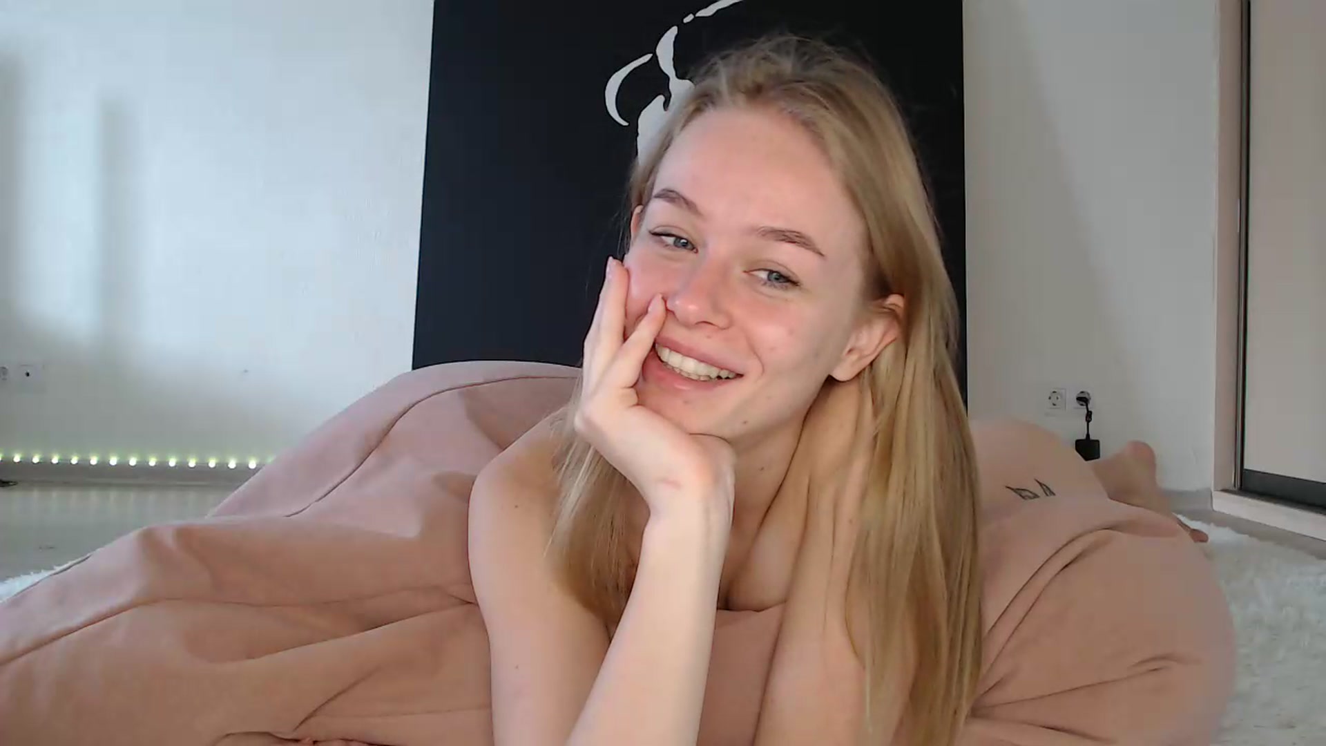 Gallery image thumbnail from Blondino4ka07's myfreecams stream on, 08/06/2025, 07:02 image 10 of 20
