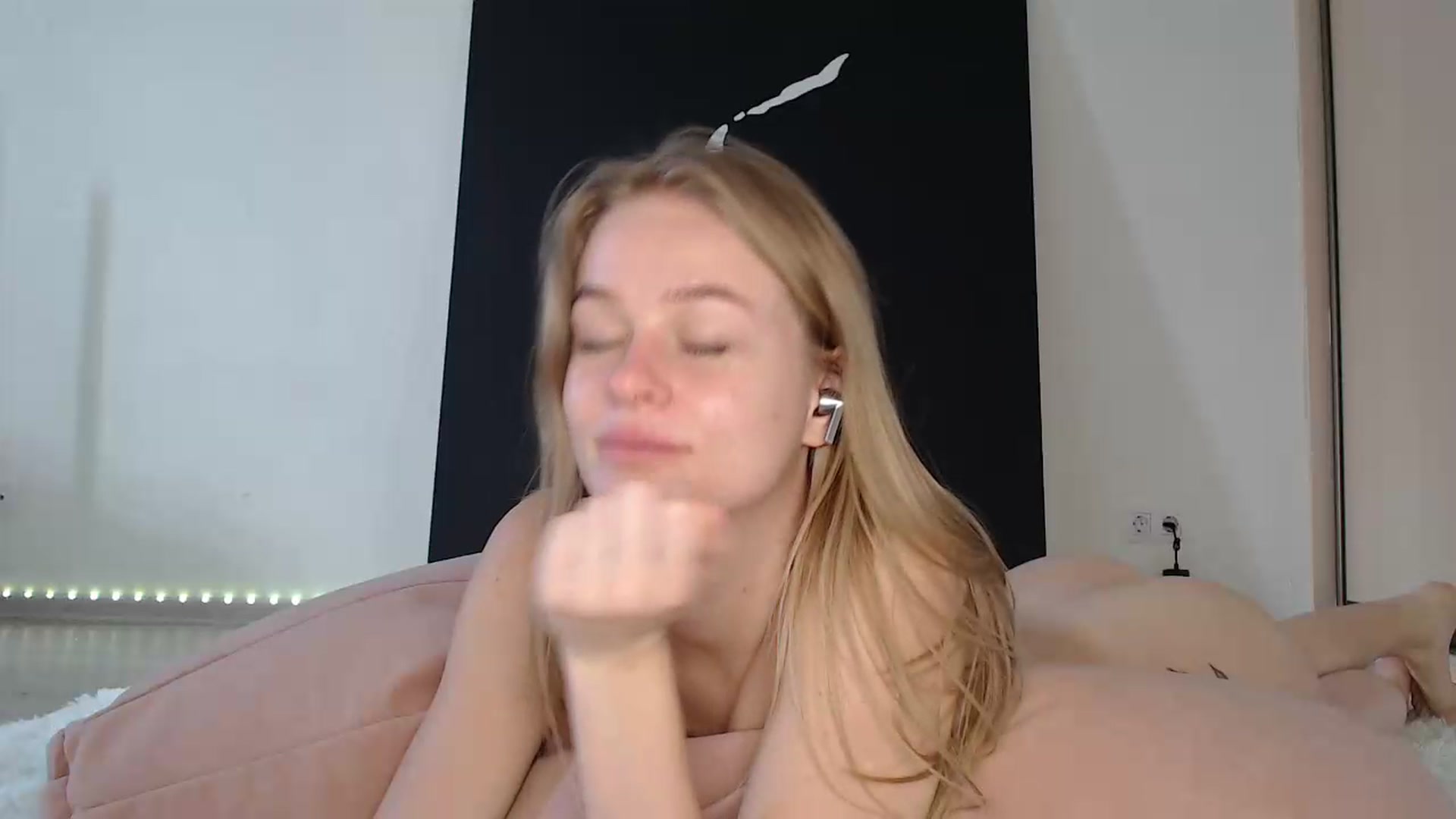 Gallery image thumbnail from Blondino4ka07's myfreecams stream on, 08/06/2025, 08:37 image 7 of 20