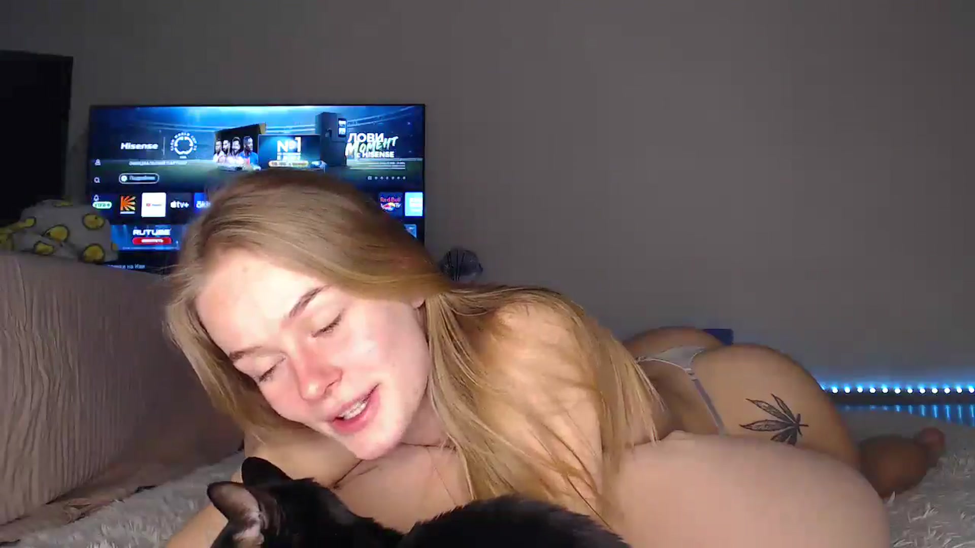 Gallery image thumbnail from Blondino4ka07's myfreecams stream on, 09/30/2025, 16:46 image 10 of 20
