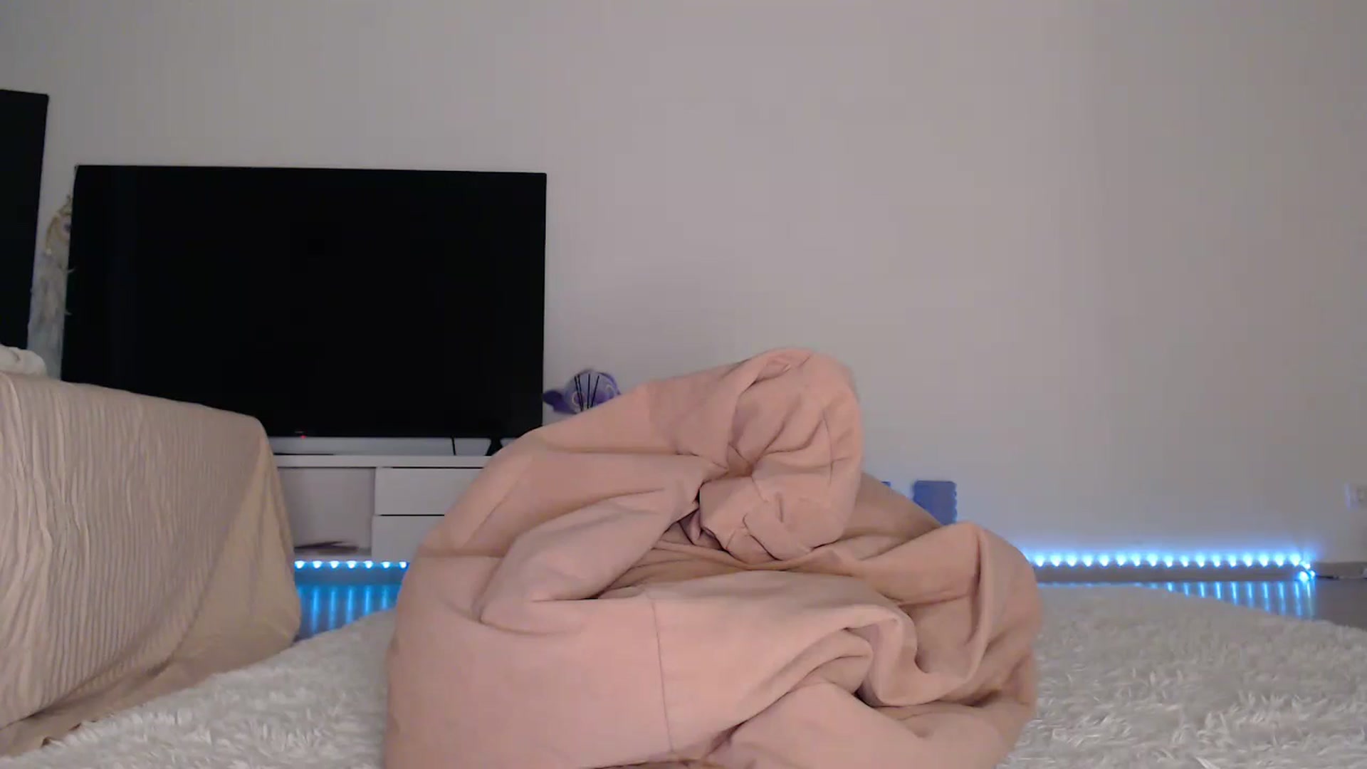 Gallery image thumbnail from Blondino4ka07's myfreecams stream on, 10/01/2025, 09:30 image 17 of 20