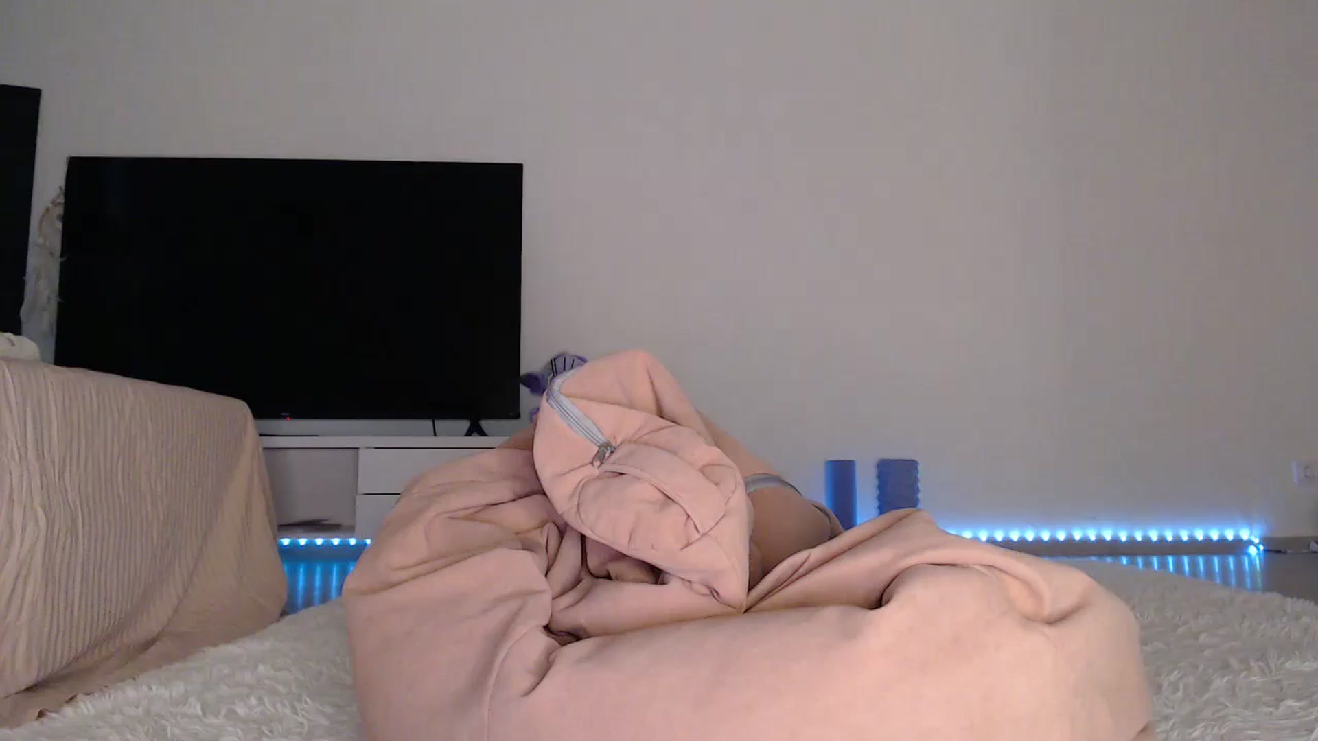 Gallery image thumbnail from Blondino4ka07's myfreecams stream on, 10/01/2025, 09:30 image 8 of 20