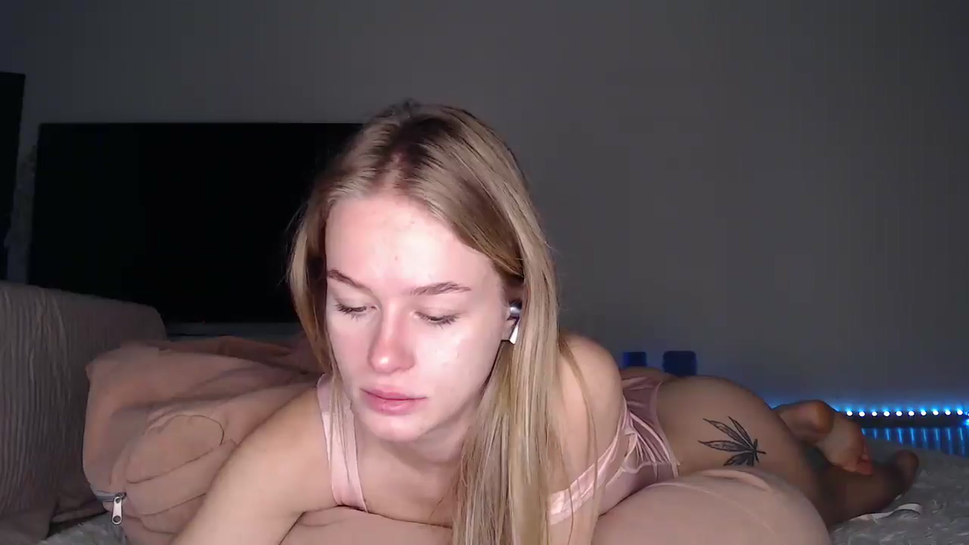 Gallery image thumbnail from Blondino4ka07's myfreecams stream on, 10/02/2025, 06:20 image 10 of 20