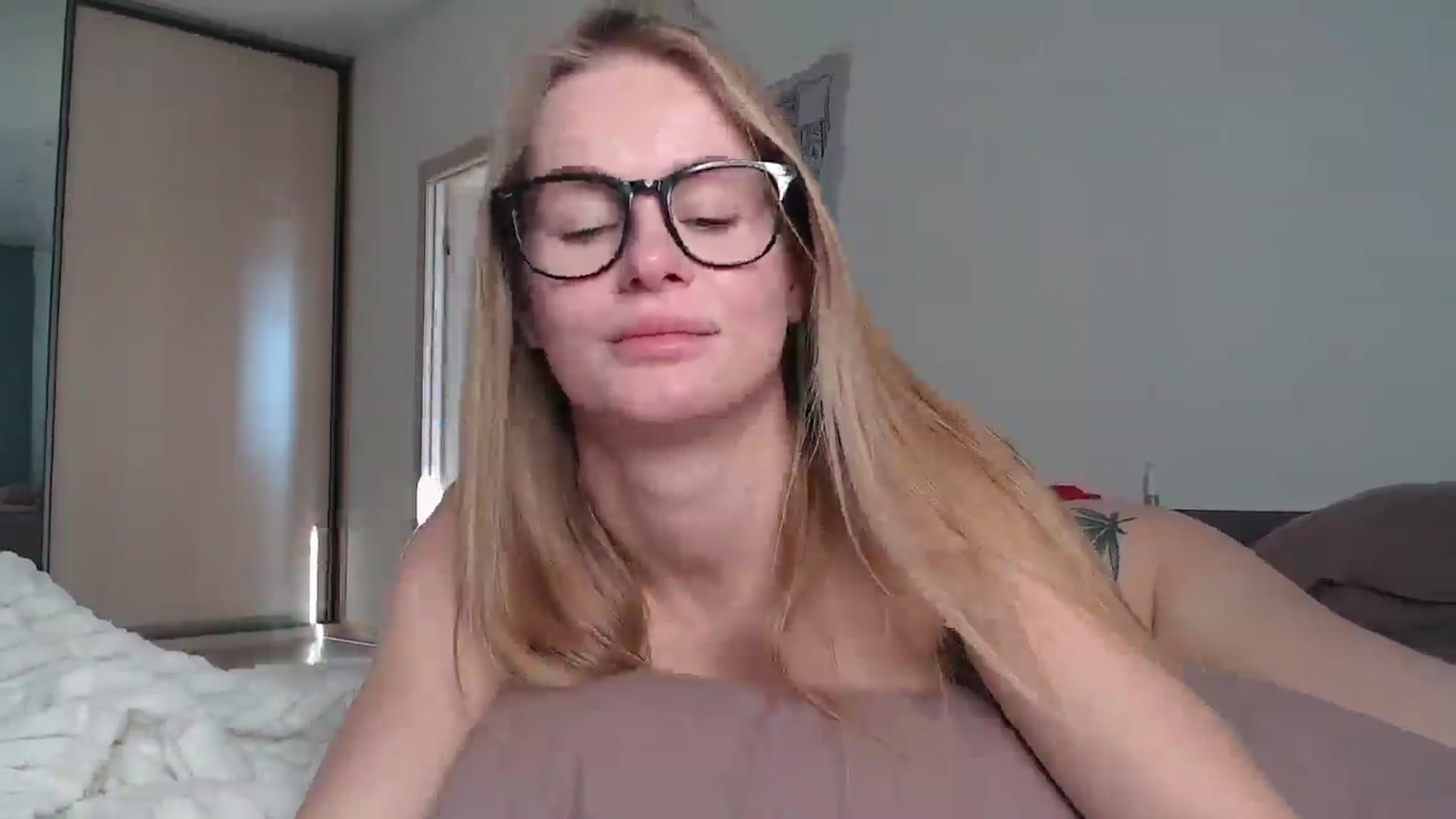 Gallery image thumbnail from Blondino4ka07's myfreecams stream on, 10/16/2025, 10:06 image 7 of 20