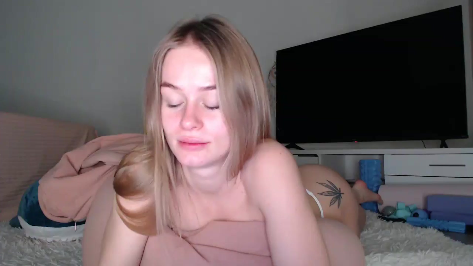Gallery image thumbnail from Blondino4ka07's myfreecams stream on, 11/23/2025, 16:32 image 4 of 20