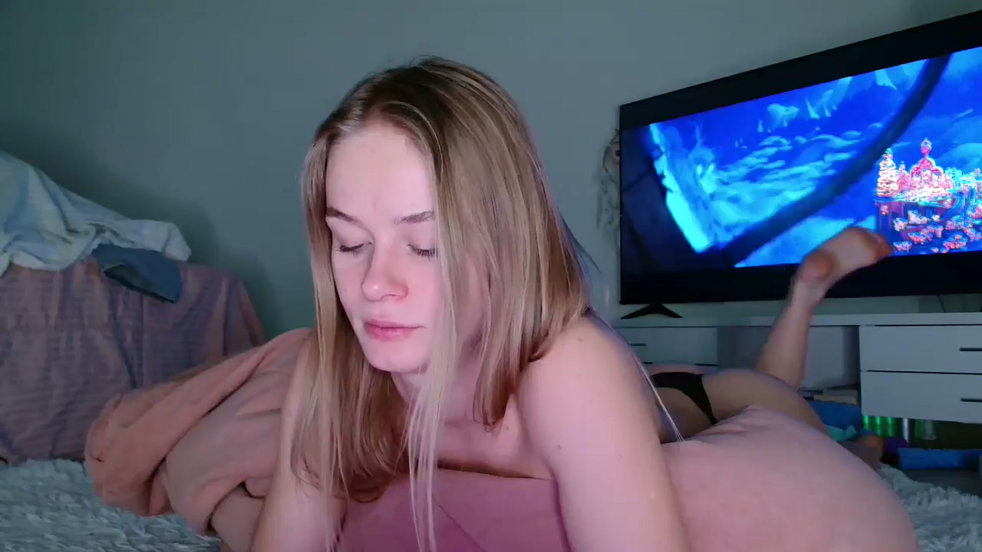 Gallery image thumbnail from Blondino4ka07's myfreecams stream on, 12/01/2025, 18:04 image 12 of 20