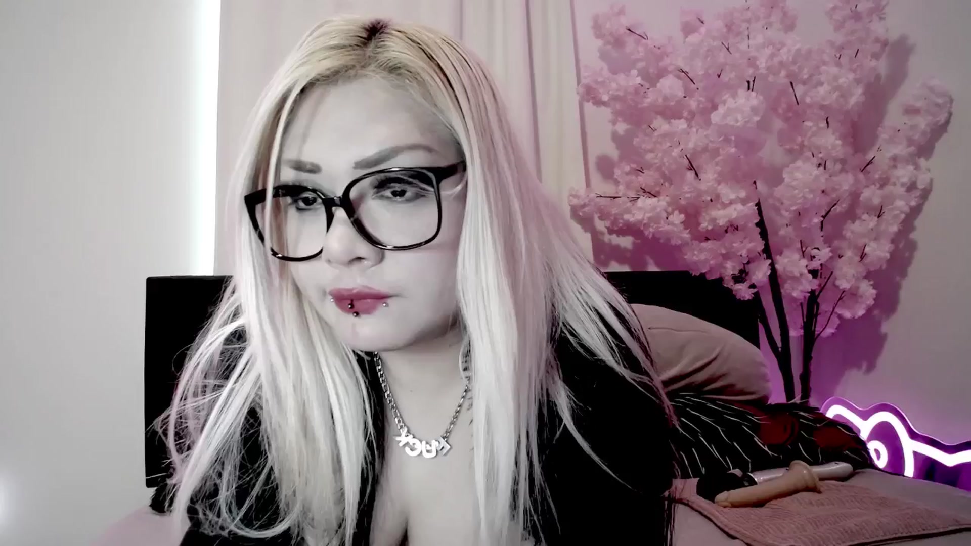 Gallery image thumbnail from BloodAngel's myfreecams stream on, 04/21/2026, 21:47 image 1 of 20