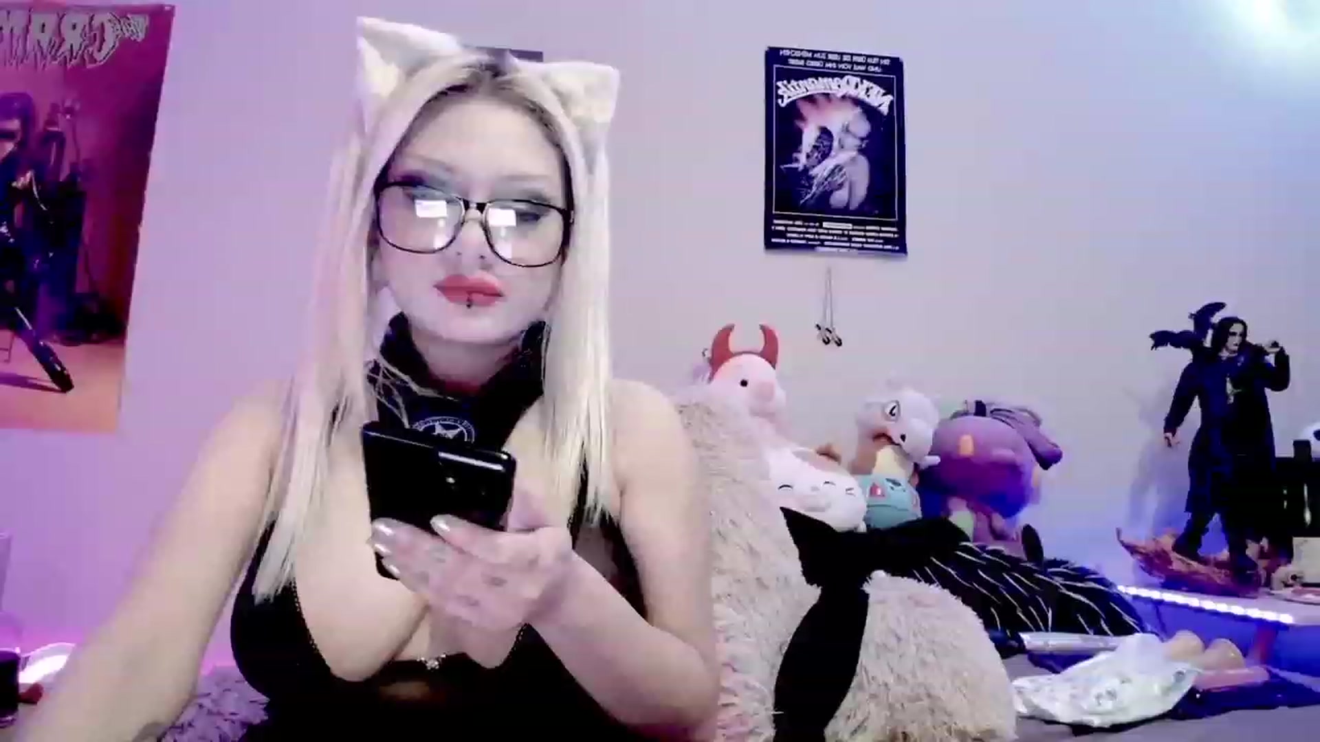 Gallery image thumbnail from BloodAngel_'s myfreecams stream on, 12/19/2023, 03:49 image 18 of 20