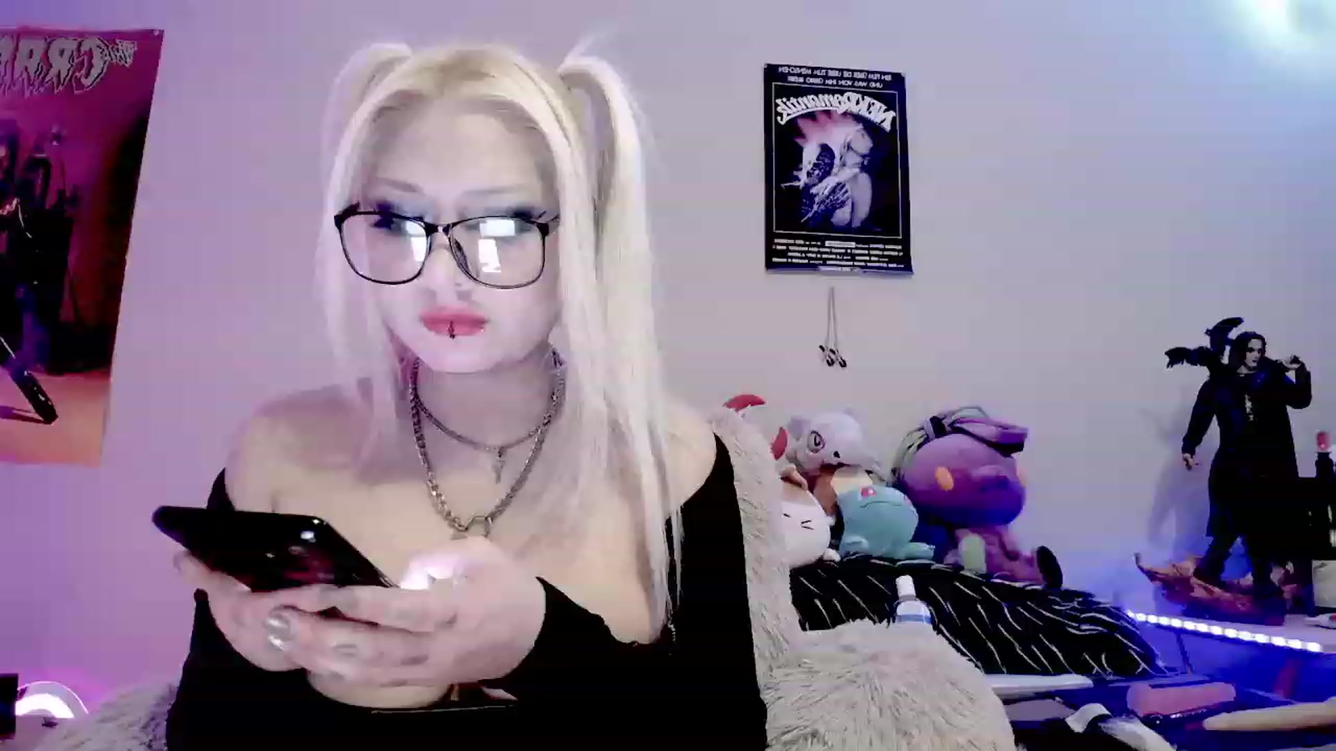 Gallery image thumbnail from BloodAngel_'s myfreecams stream on, 12/25/2023, 24:52 image 6 of 20
