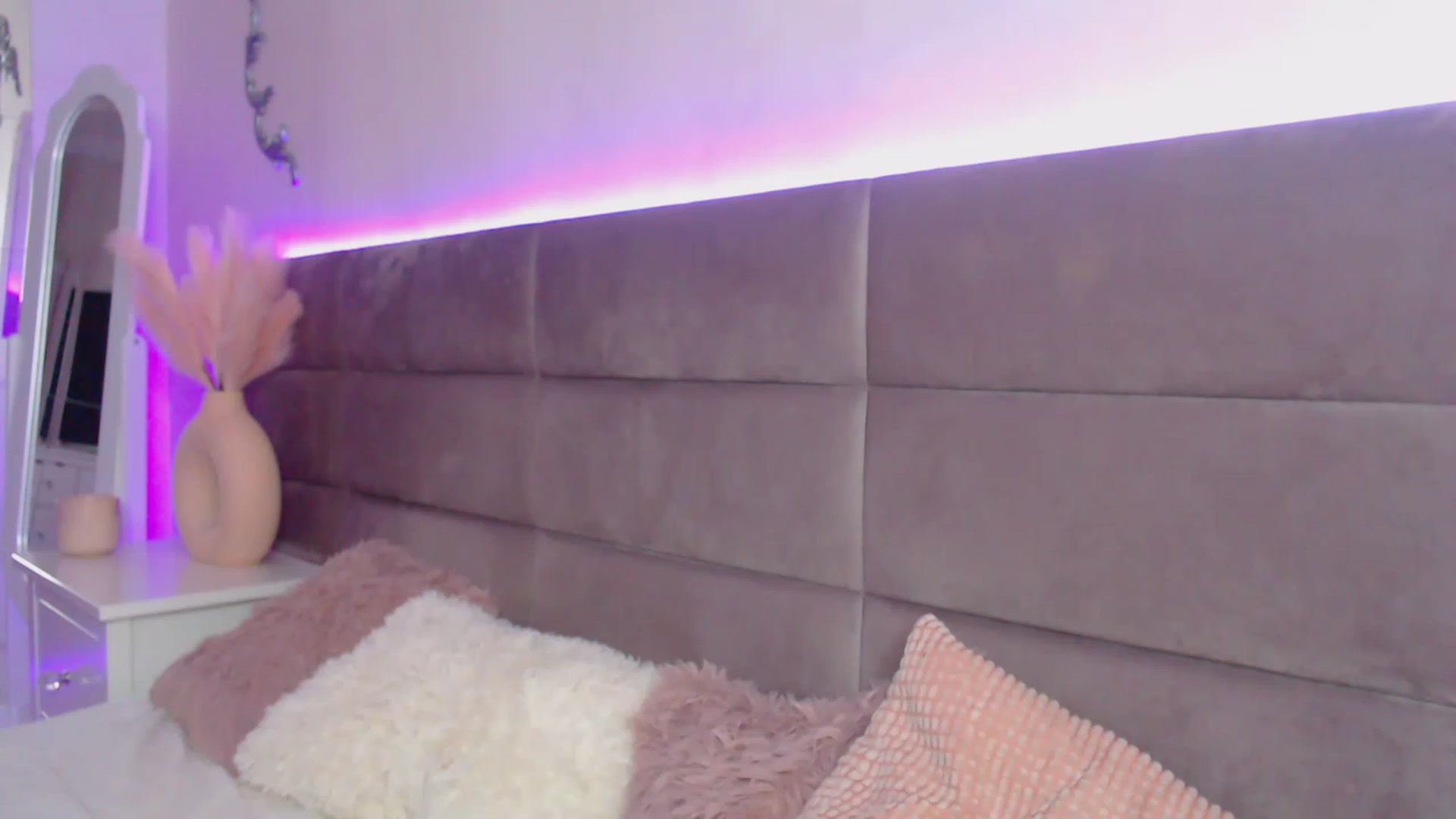 Gallery image thumbnail from BloodElf_Lu's myfreecams stream on, 12/11/2022, 11:51 image 18 of 20