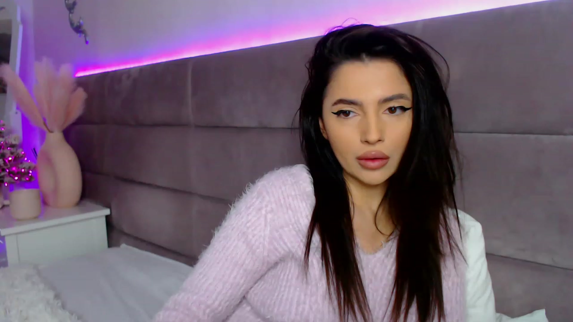 Gallery image thumbnail from BloodElf_Lu's myfreecams stream on, 12/29/2022, 05:43 image 18 of 20