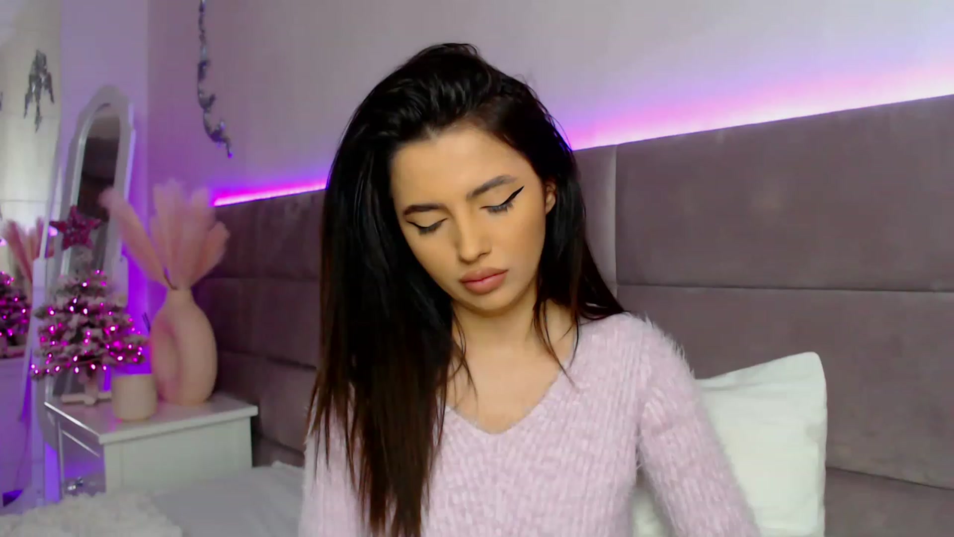 Gallery image thumbnail from BloodElf_Lu's myfreecams stream on, 12/29/2022, 05:43 image 15 of 20