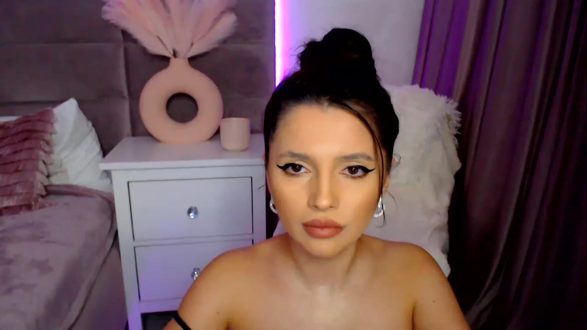 Gallery image thumbnail from BloodElf_Lu's myfreecams stream on, 01/26/2023, 03:32 image 5 of 20