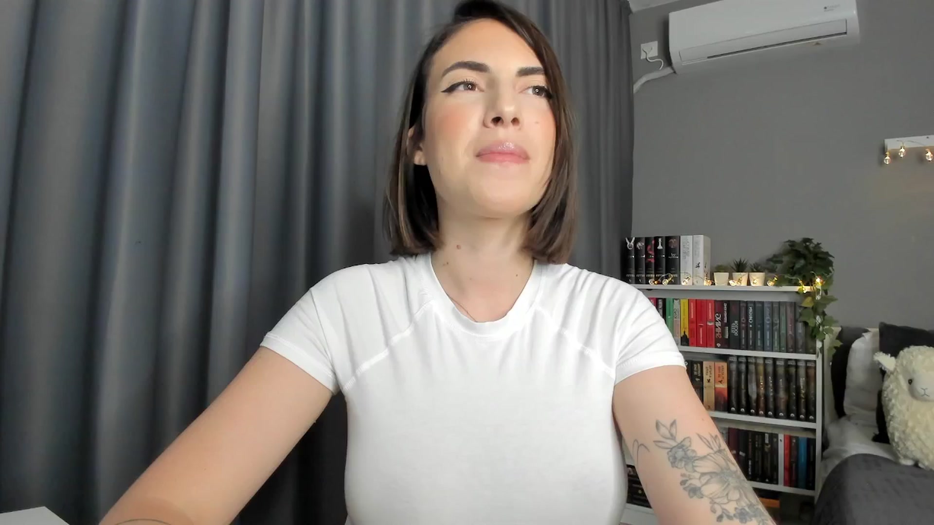 Gallery image thumbnail from BlossomBae's myfreecams stream on, 08/08/2025, 18:44 image 12 of 20