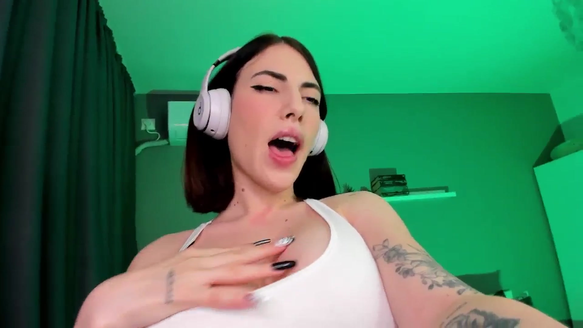 Gallery image thumbnail from BlossomBae's myfreecams stream on, 10/25/2025, 18:36 image 9 of 20