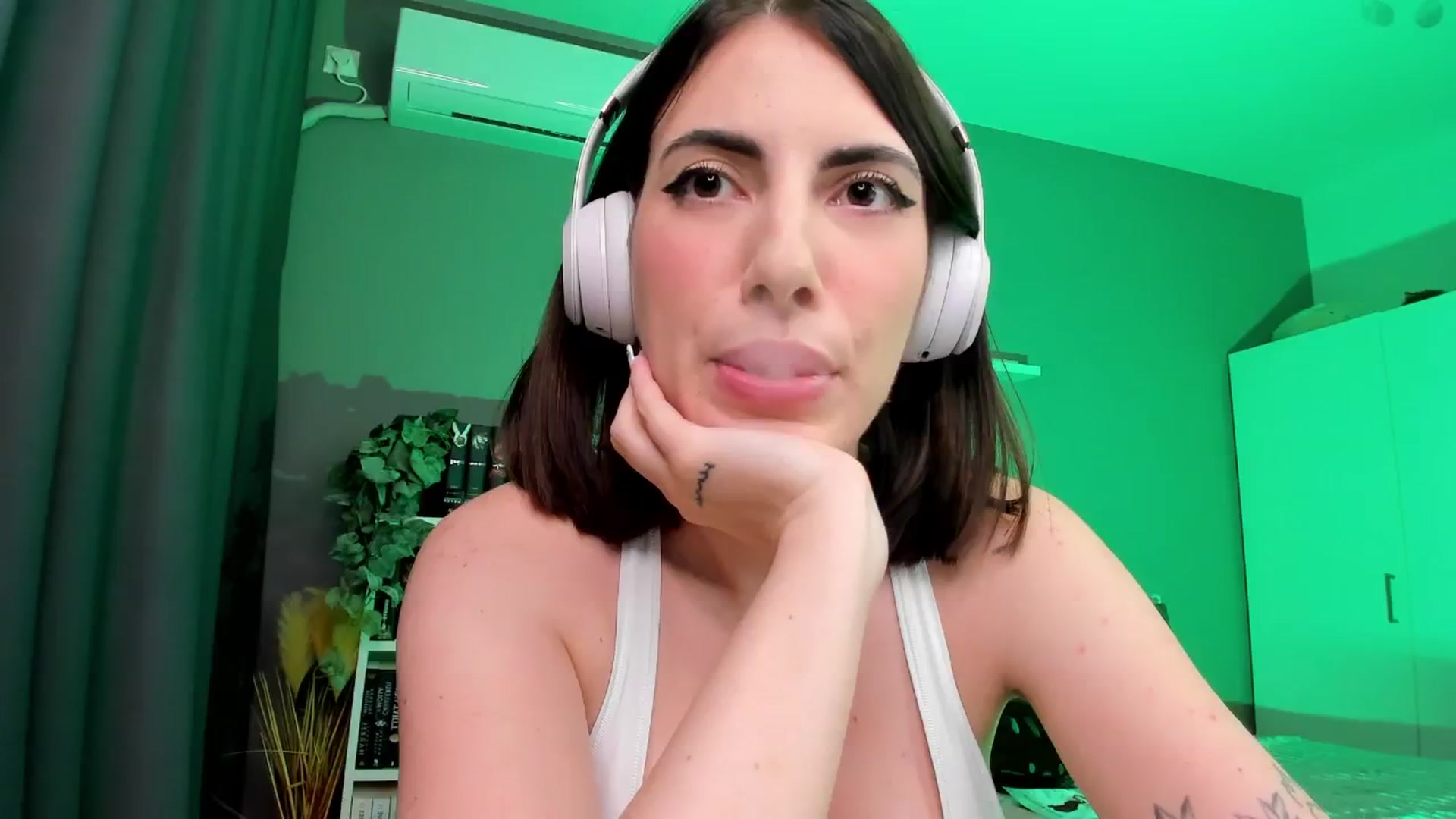 Gallery image thumbnail from BlossomBae's myfreecams stream on, 10/25/2025, 19:14 image 12 of 20